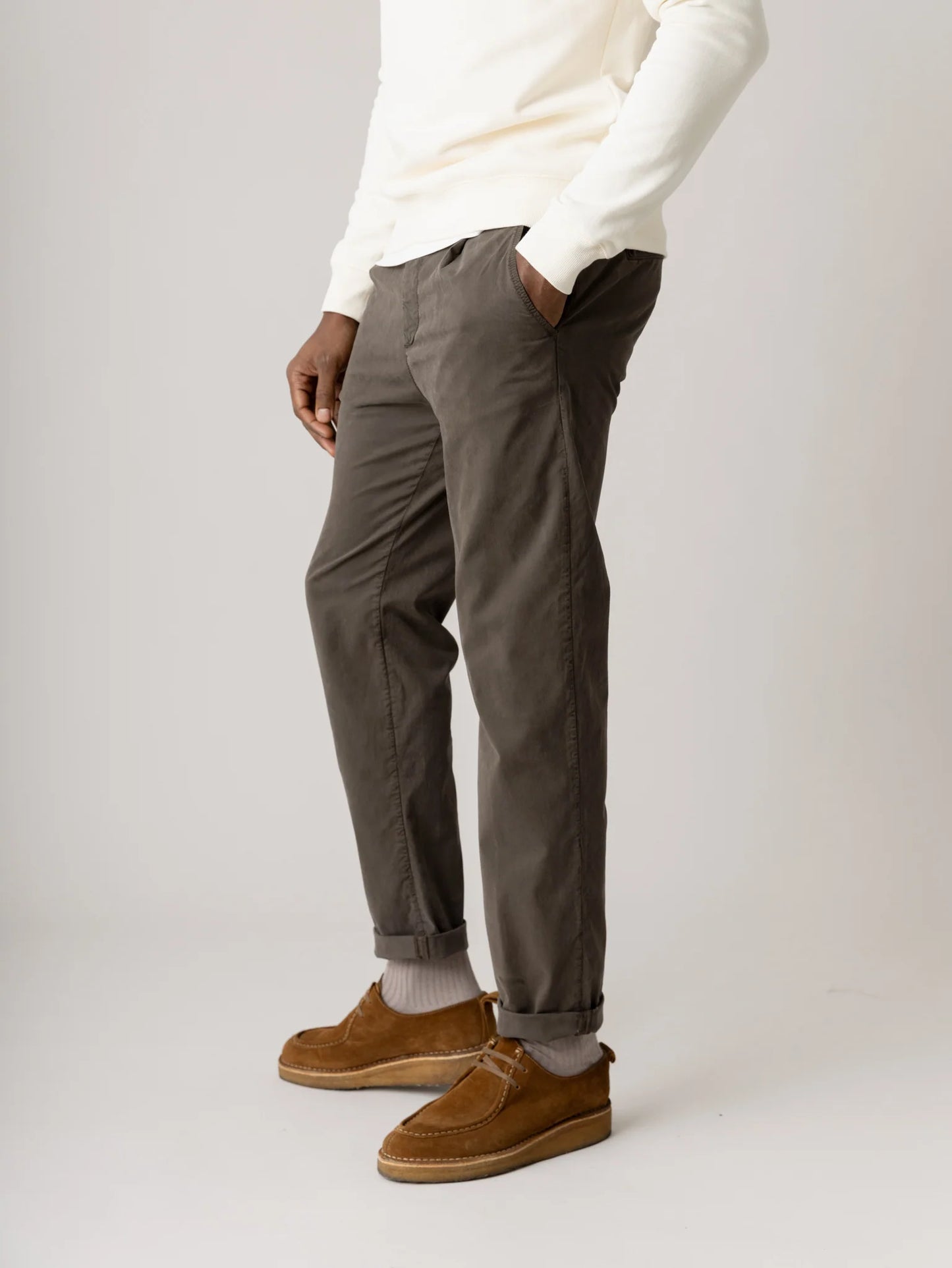 close up of Mos Mosh Gallery Men's Jones Darwin Pant in Grape Leaf on a model from the front and side view