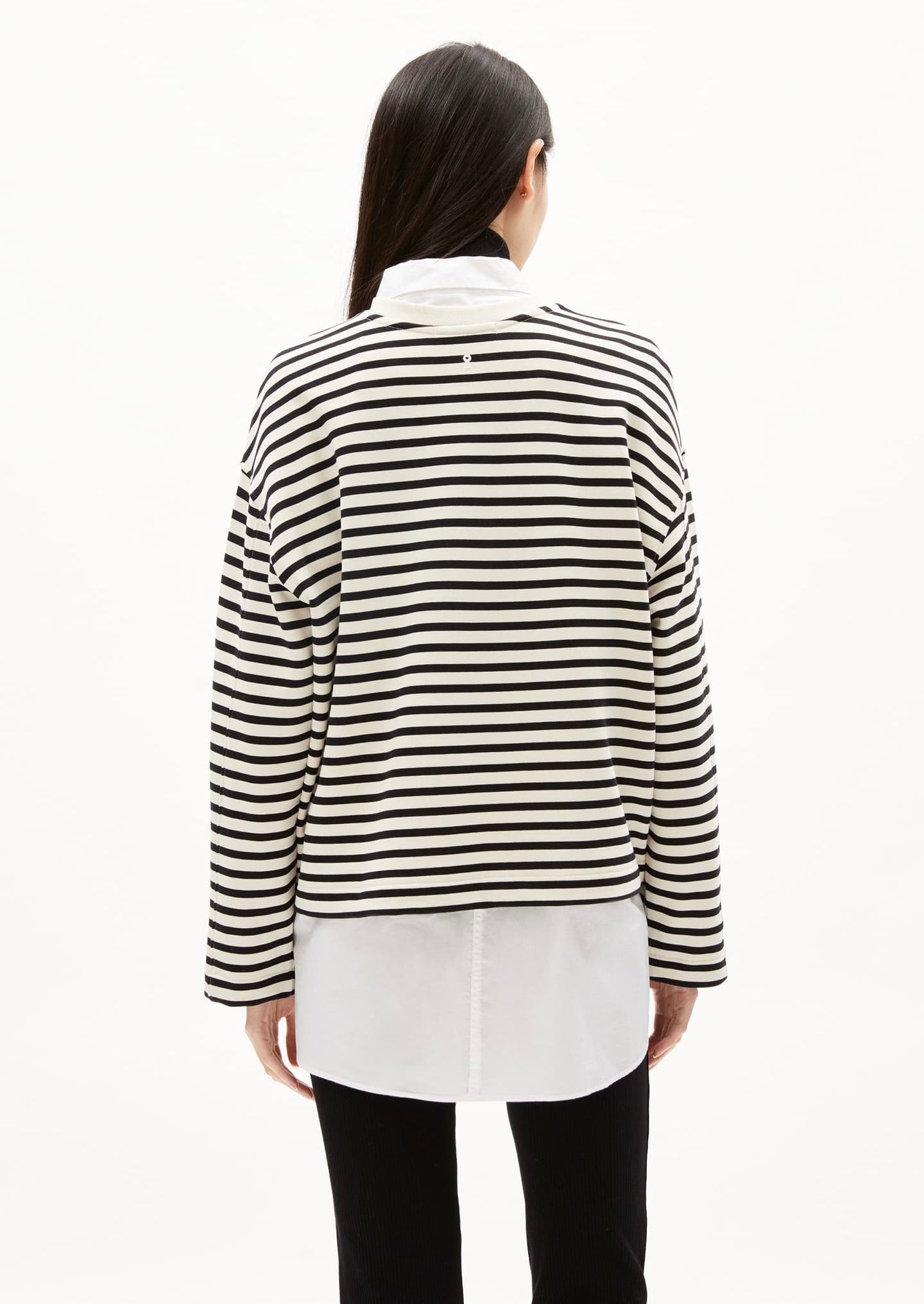 ARMEDANGELS - FW24 - Frankaa Maarleen Sweatshirt in Undyed-Black - back on model 4