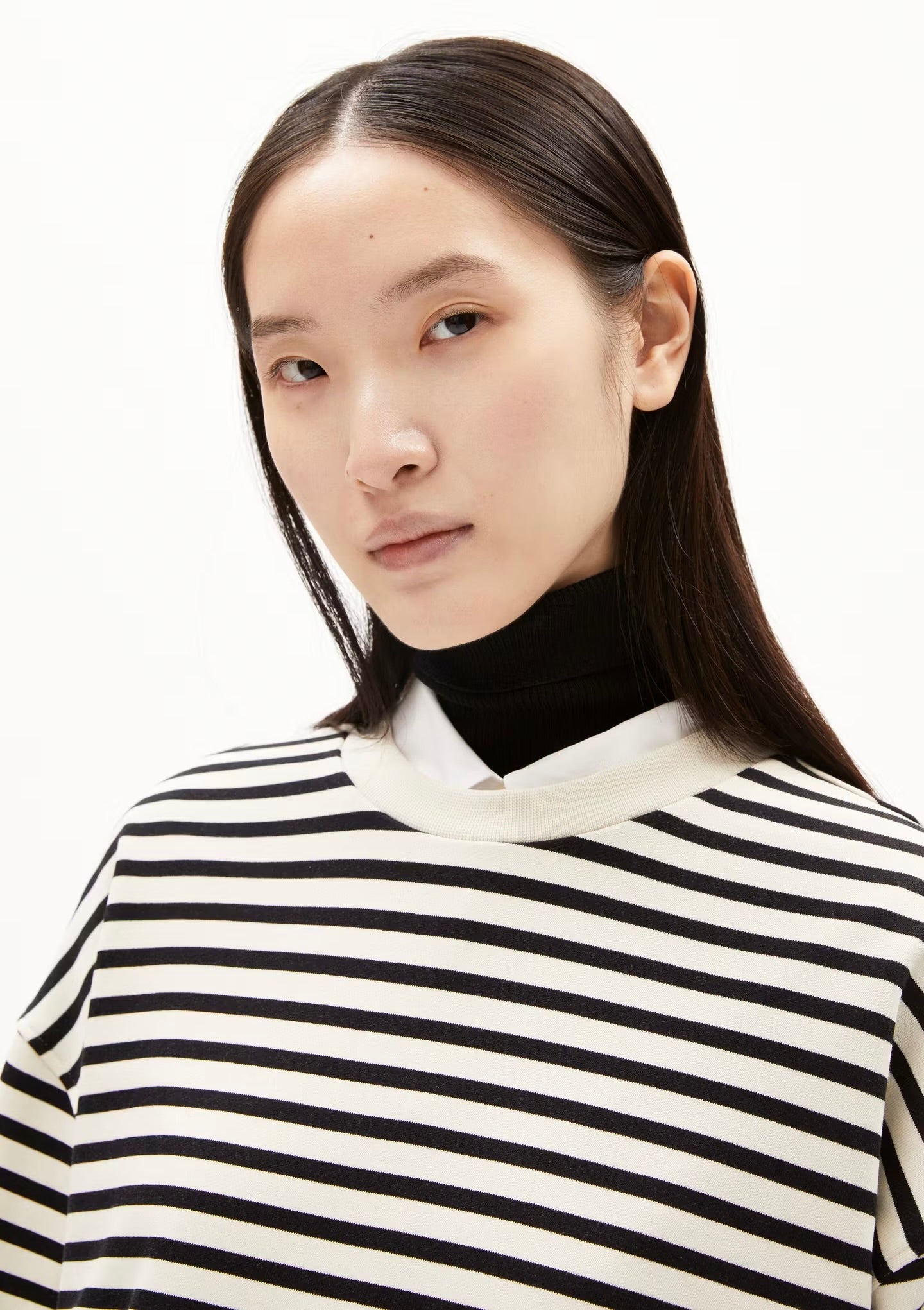 ARMEDANGELS - FW24 - Frankaa Maarleen Sweatshirt in Undyed-Black - close up font 5