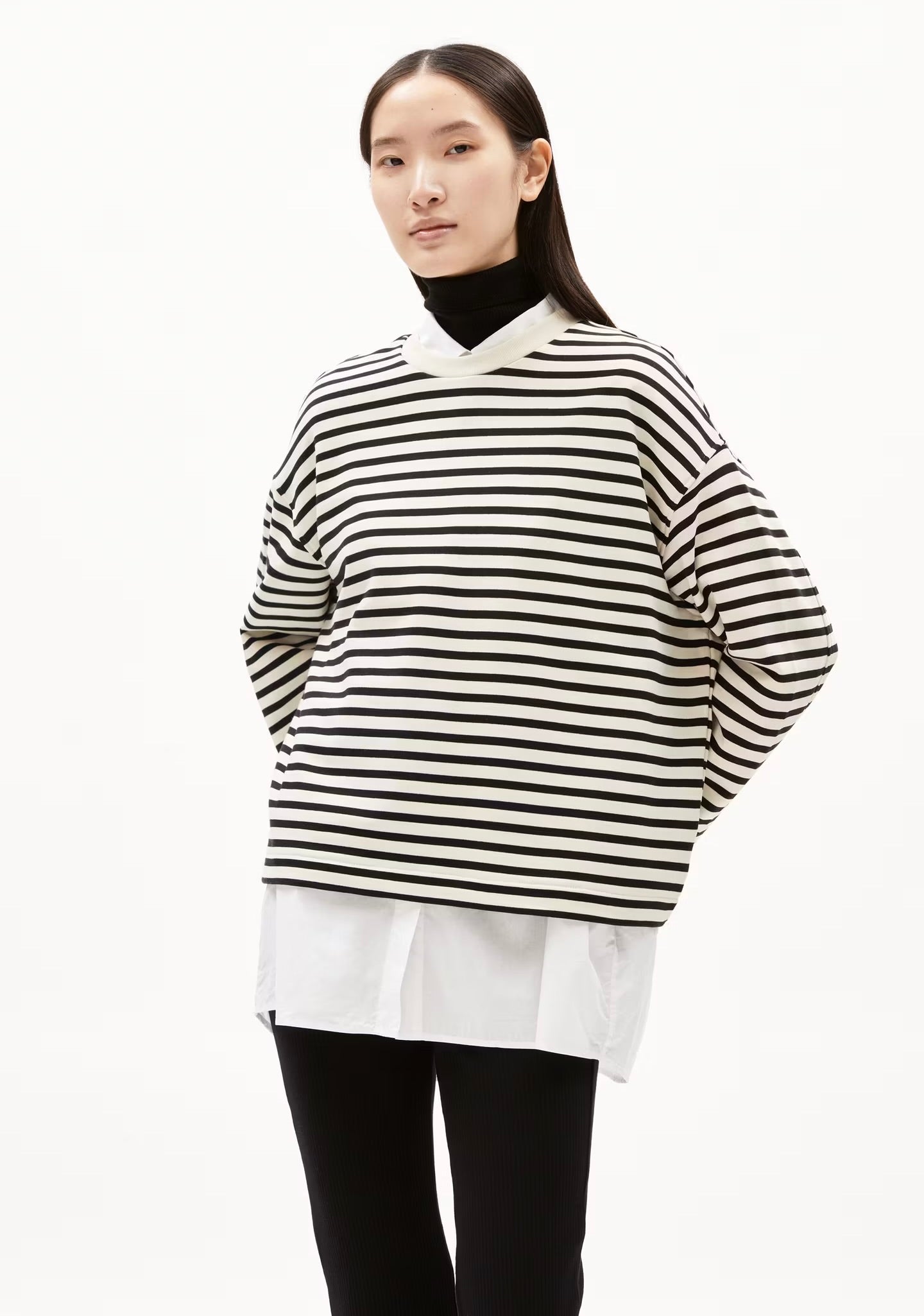 ARMEDANGELS - FW24 - Frankaa Maarleen Sweatshirt in Undyed-Black - front on model 1