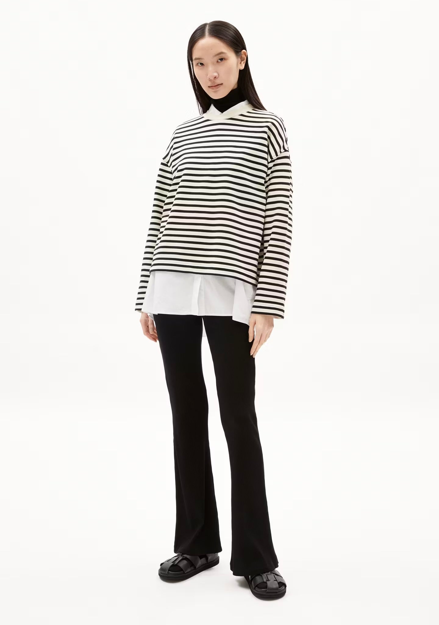 ARMEDANGELS - FW24 - Frankaa Maarleen Sweatshirt in Undyed-Black - front on model 2