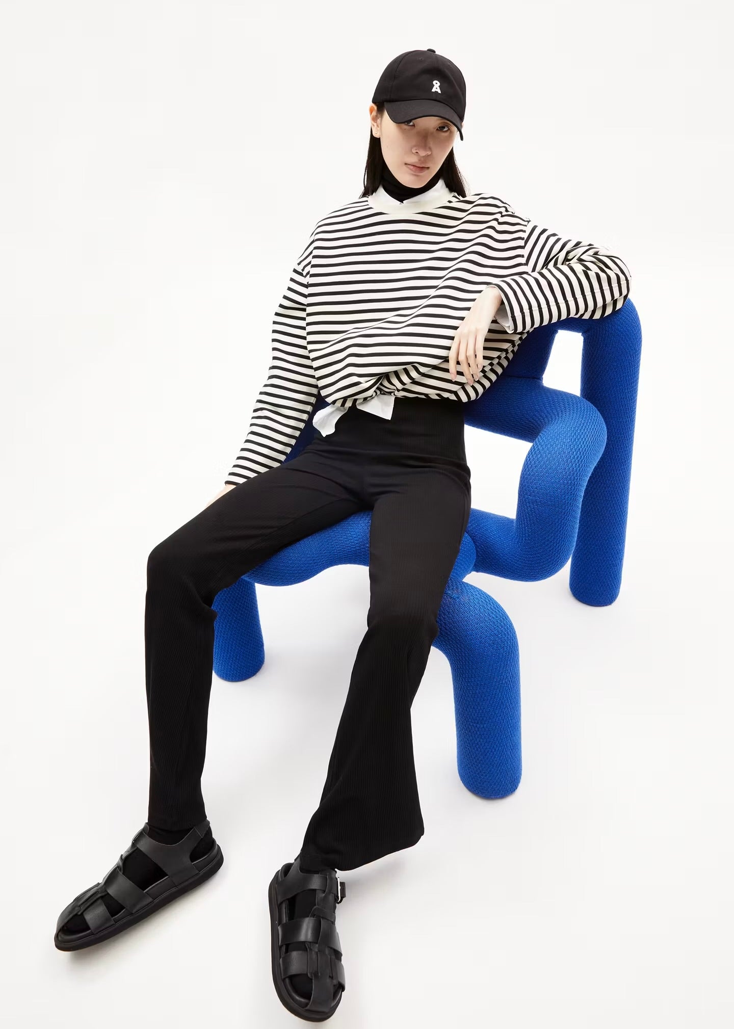 ARMEDANGELS - FW24 - Frankaa Maarleen Sweatshirt in Undyed-Black - front on model 3