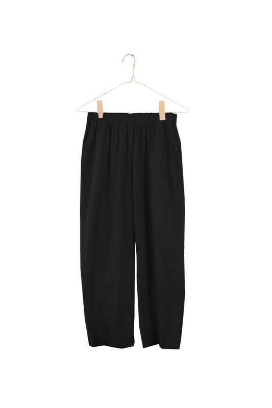 It is Well L.A - SS24 - Organic Poplin Cropped Pant in Black - On display front 2