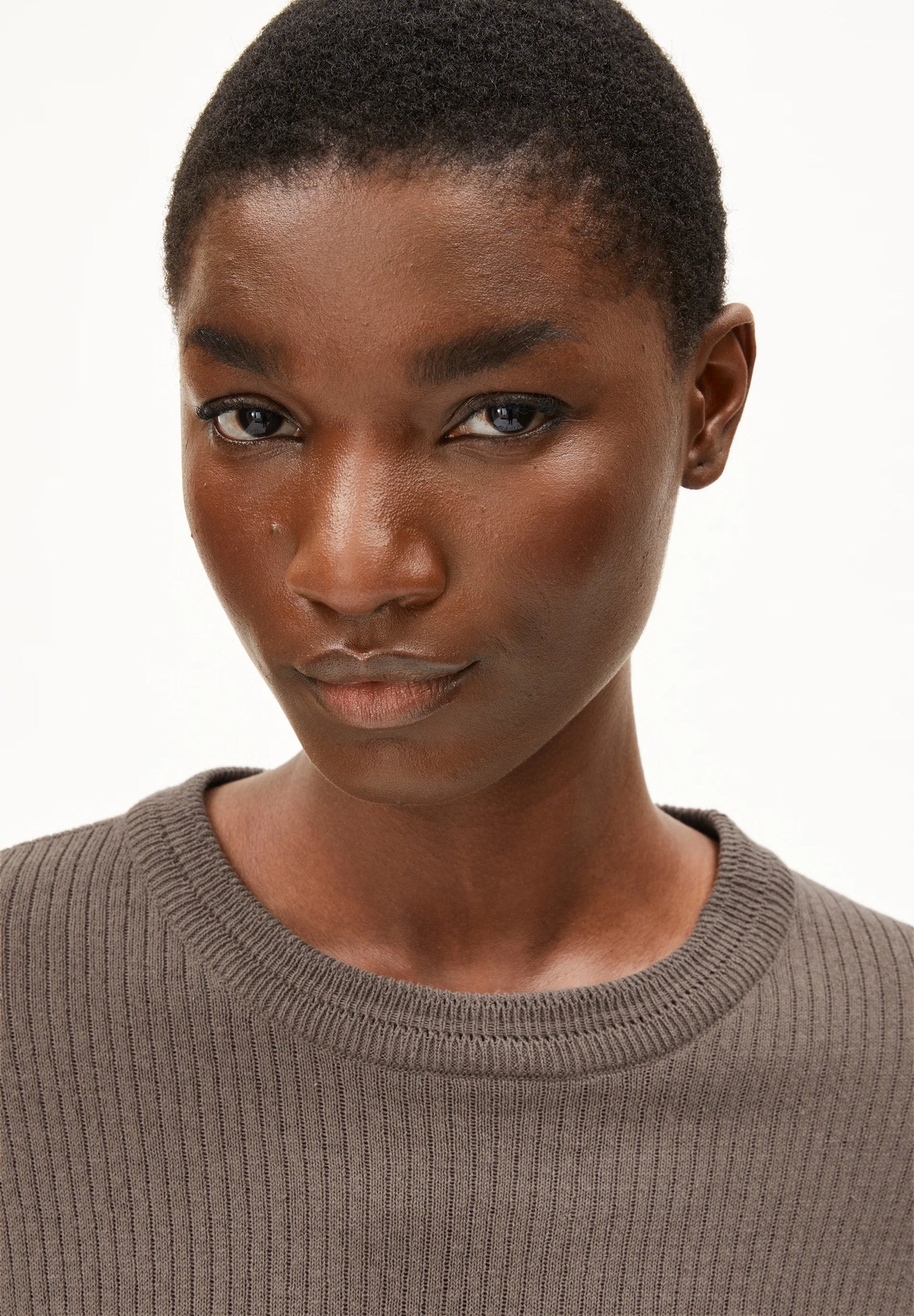 ARMEDANGELS Canada brown knit top with a ribbed texture and round neckline for a stylish look in Kelowna and Canada
