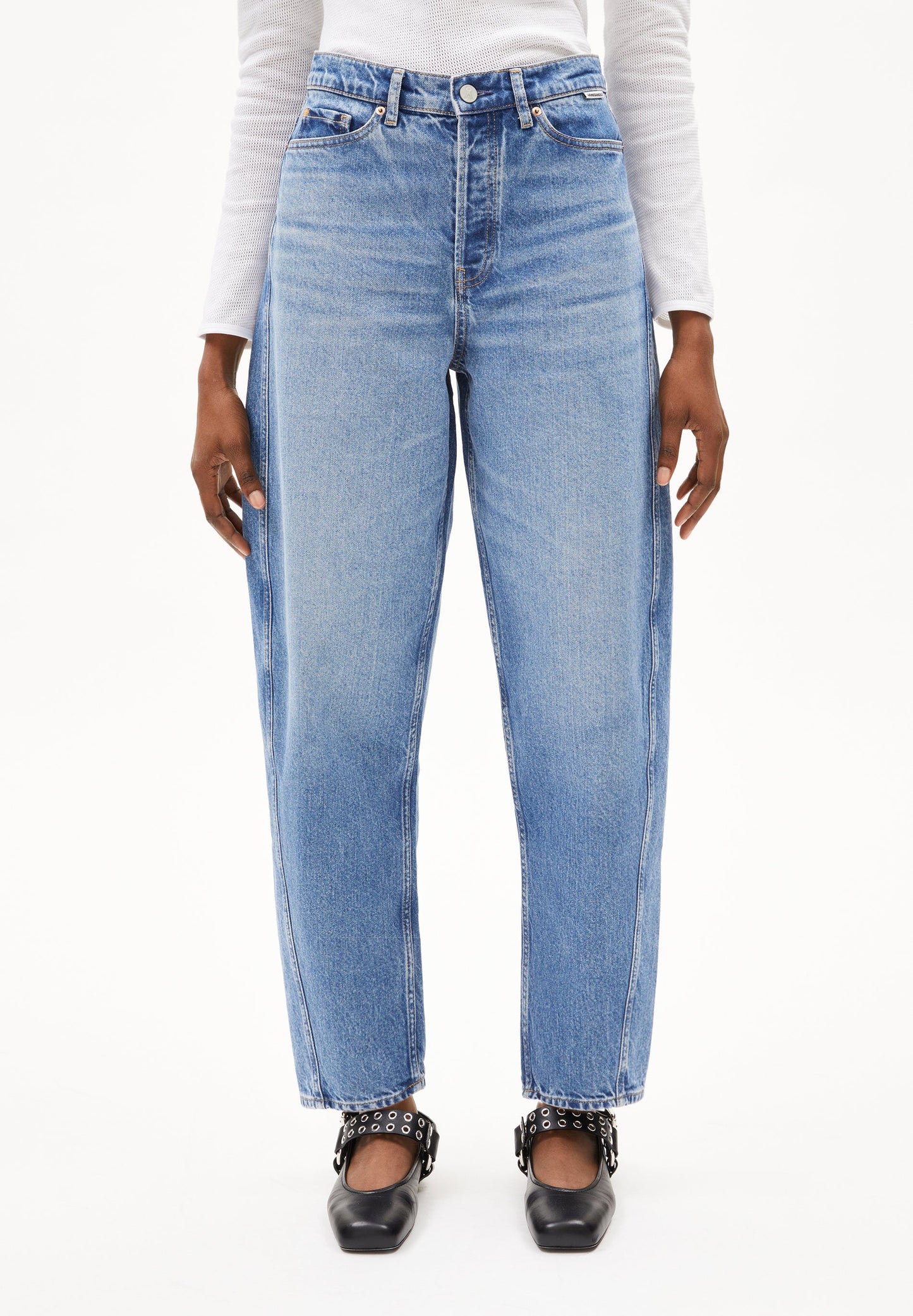 ARMEDANGELS High-Waisted Jeans in Light Blue Denim with Classic Straight Cut Design