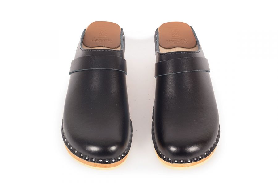 Troentorp - SS24 - Davinci Clog in Black Leather - natural wood base - above display 6