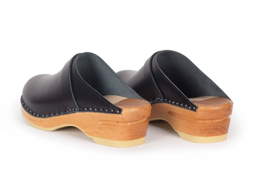 Troentorp - SS24 - Davinci Clog in Black Leather - natural wood base - back display 3