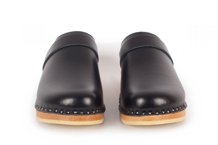 Troentorp - SS24 - Davinci Clog in Black Leather - natural wood base - tip display 5