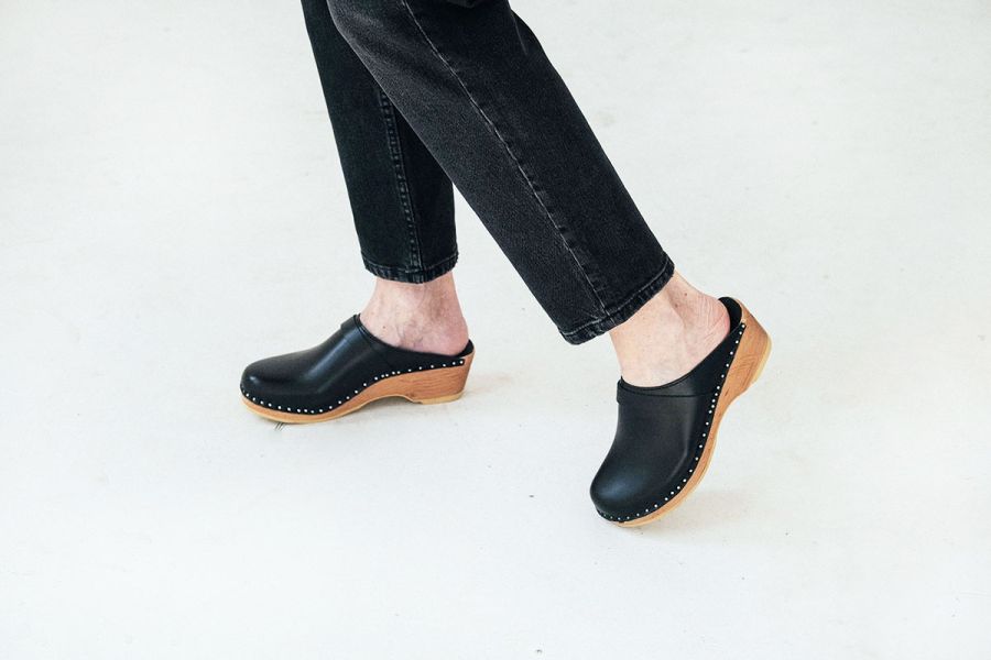 Troentorp - SS24 - Davinci Clog in Black Leather - natural wood base - on feet 7