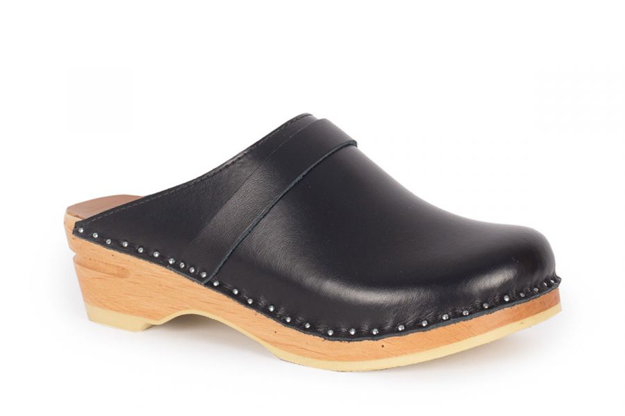 Troentorp - SS24 - Davinci Clog in Black Leather - natural wood base - side display 1