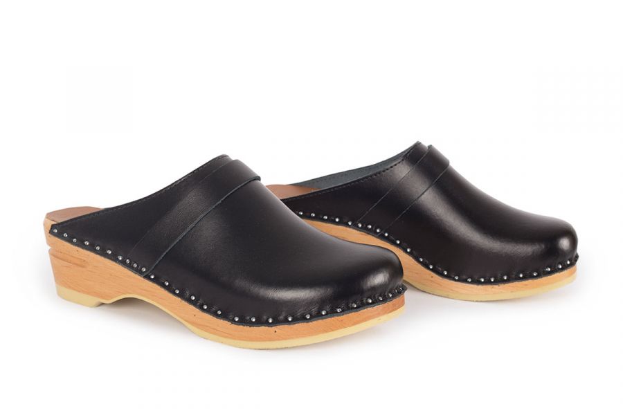Troentorp - SS24 - Davinci Clog in Black Leather - natural wood base - side display 4