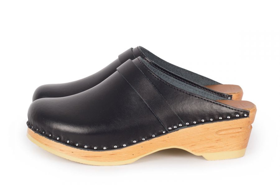 Troentorp - SS24 - Davinci Clog in Black Leather - natural wood base - side display 2