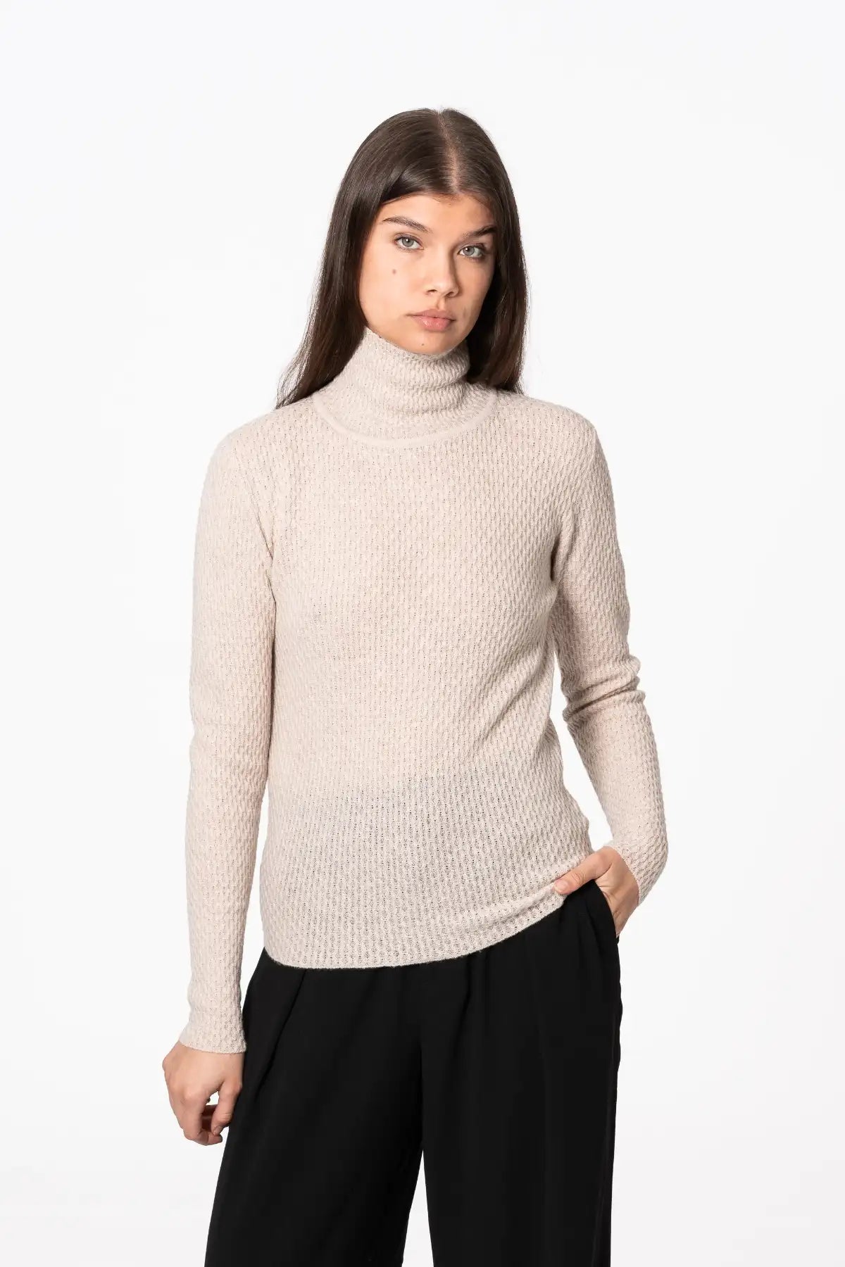 Dinadi merino turtleneck sweater in light beige with a comfortable fit for casual wear in Kelowna and Canada