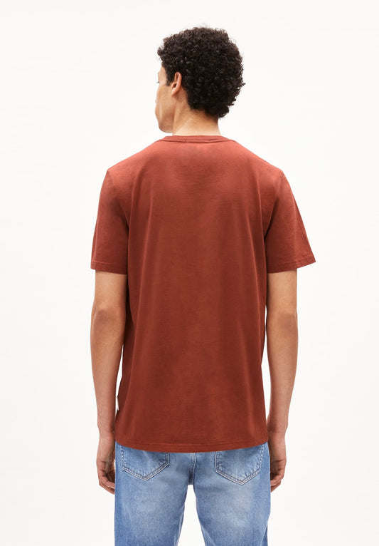 FW24 - ARMEDANGELS - Jaames T-Shirt in Dark Amber - On Model back 2