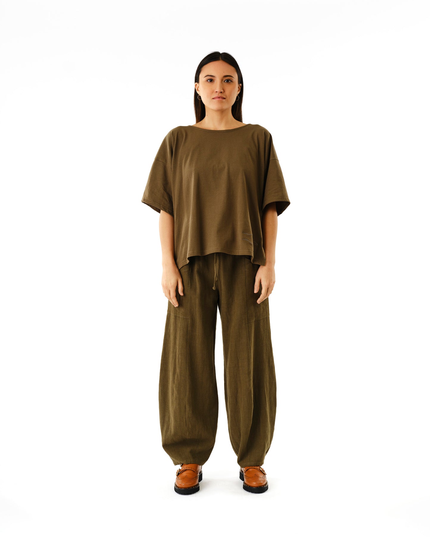 Model wearing Jennifer Glasgow Design oversized olive organic cotton t-shirt with matching wide leg drawstring pants in Kelowna