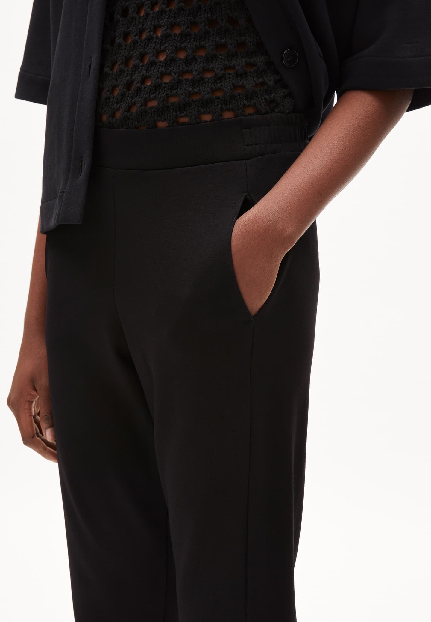 FW24 - ARMEDANGELS - Magdaalena Pant in Black - on Model close-up 5