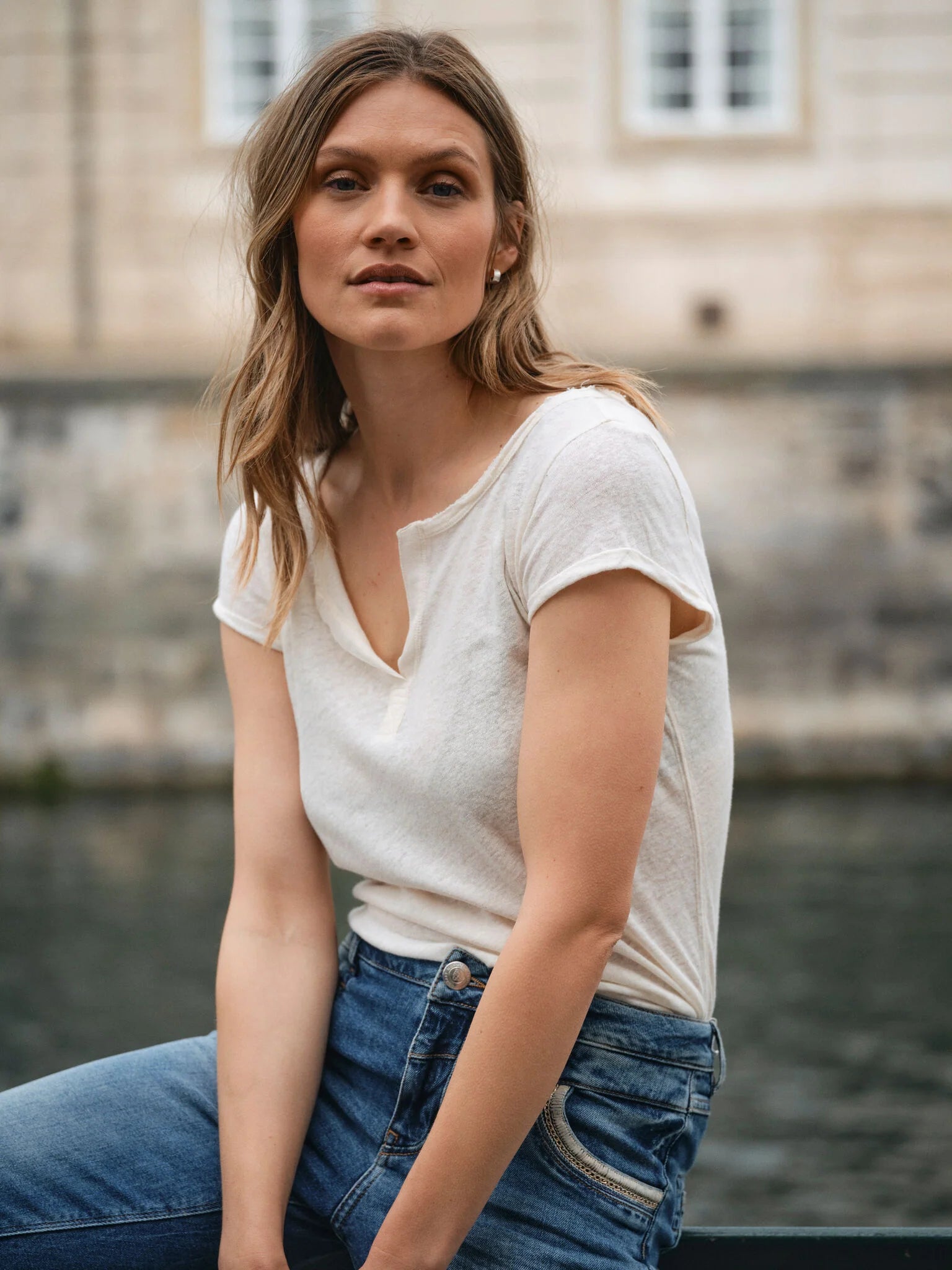 MOS MOSH Canada white t-shirt for women in cotton linen blend with short sleeves paired with high waist jeans in Kelowna