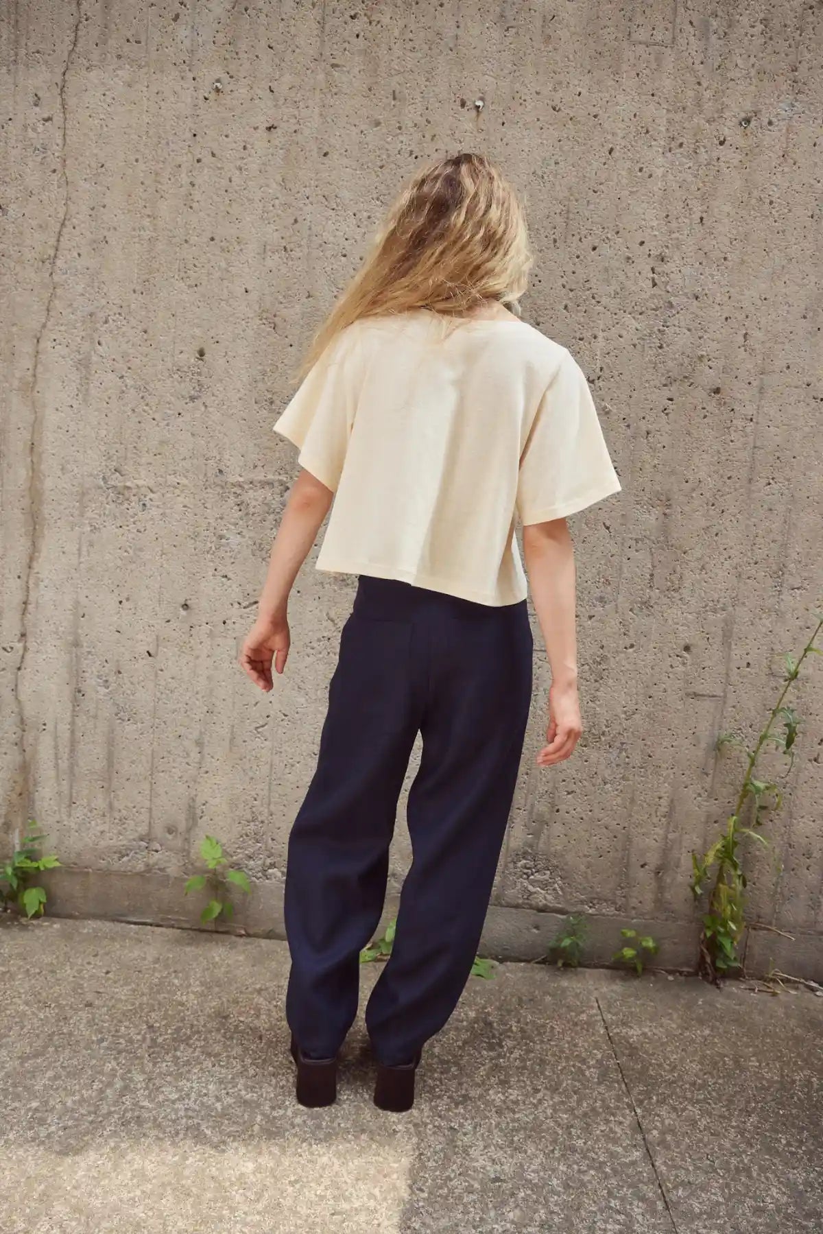 Eve Gravel Sandy Top Cropped Cream Top with Loose Fit for a Casual Look