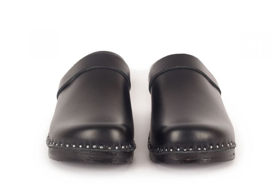 Troentorp - SS24 - Smithy Leather Clog - All Black - Black base - tip display 5