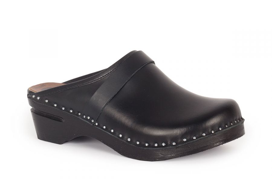Troentorp - SS24 - Smithy Leather Clog - All Black - Black base - side display 1