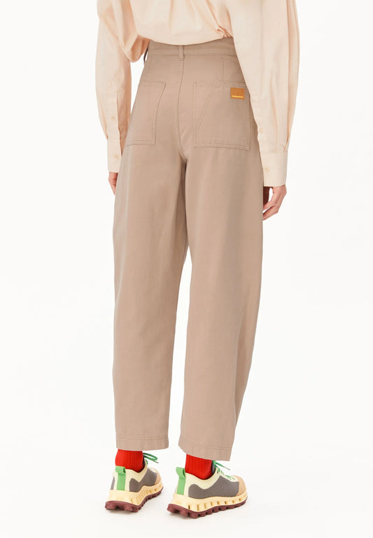 ARMEDANGELS Canada - WORKWEAR CANVAS Barrel Pants in True Camel back view on model