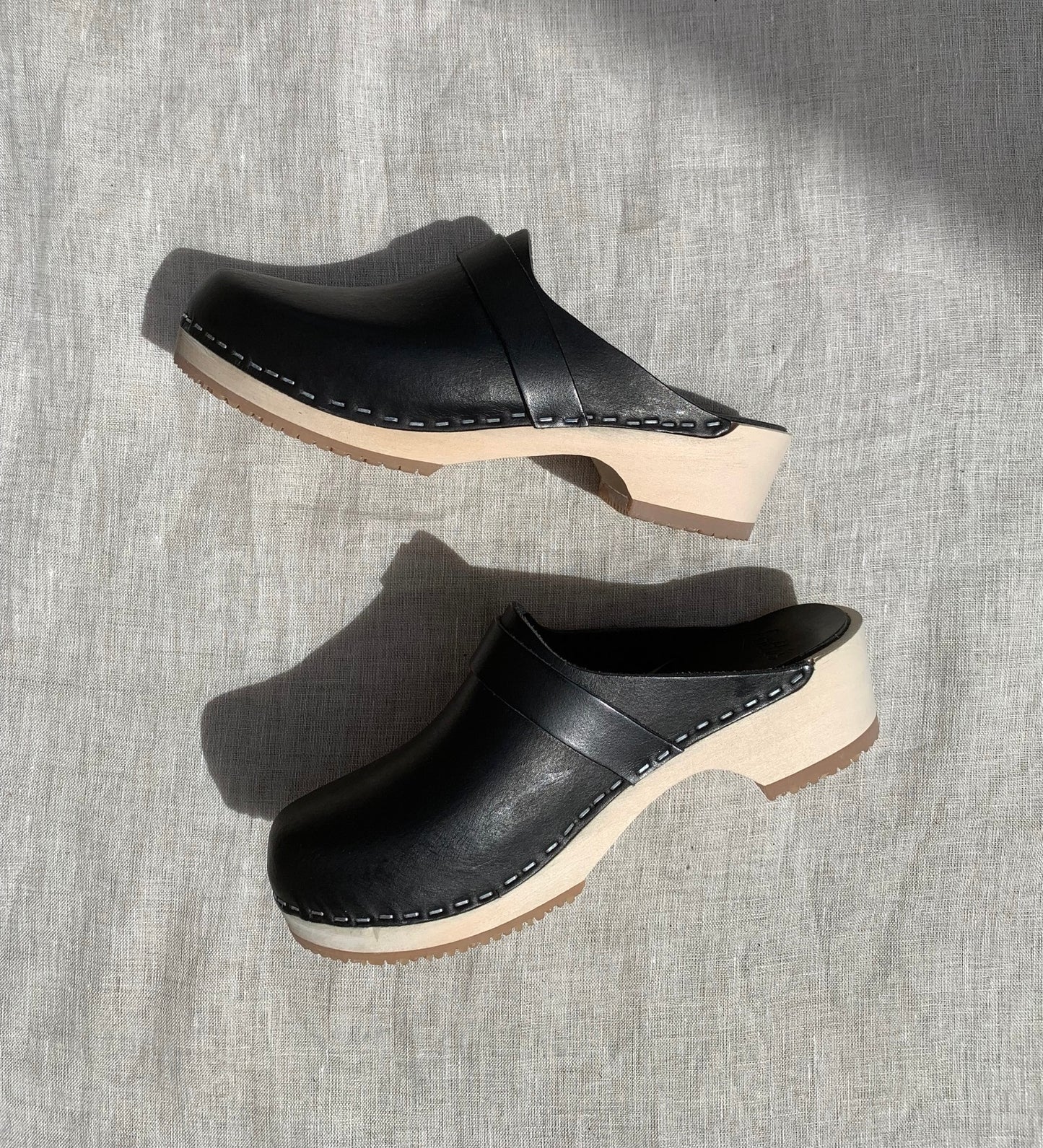 Elsa Classic Black Leather Clogs