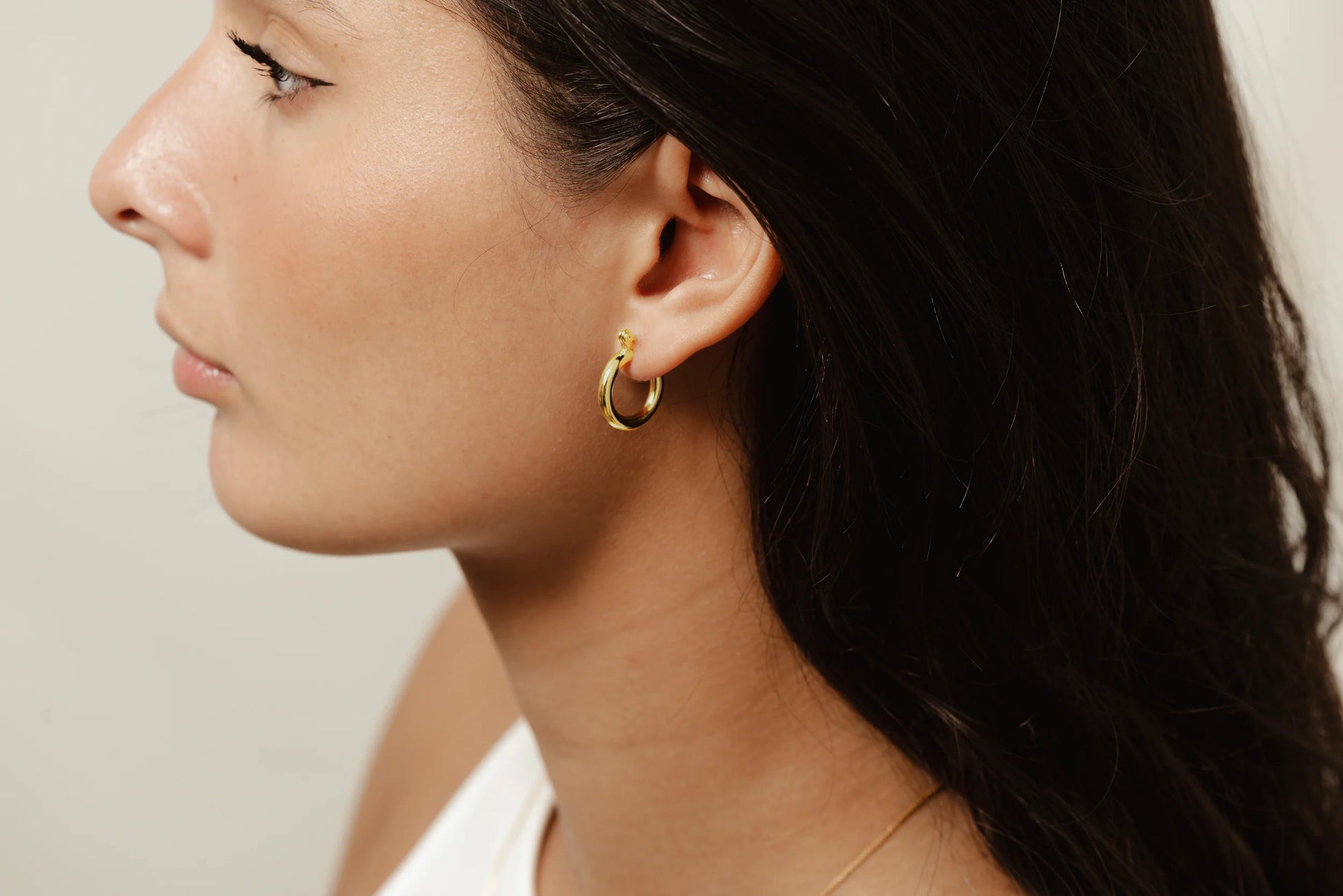 Boa Bijoux - SS24 - Sonia Rounded Earrings Gold Vermeil - on model 2