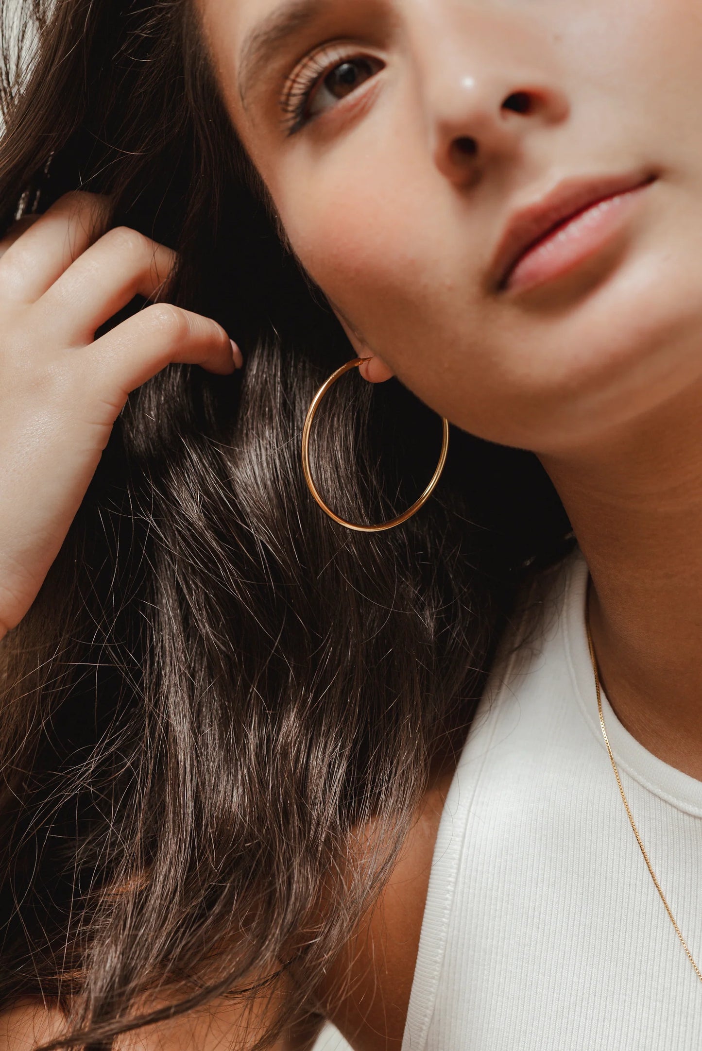 Boa Bijoux - SS24 - Infinity Tiny Hoop Earring Gold Vermeil - Size 45 - on model 2