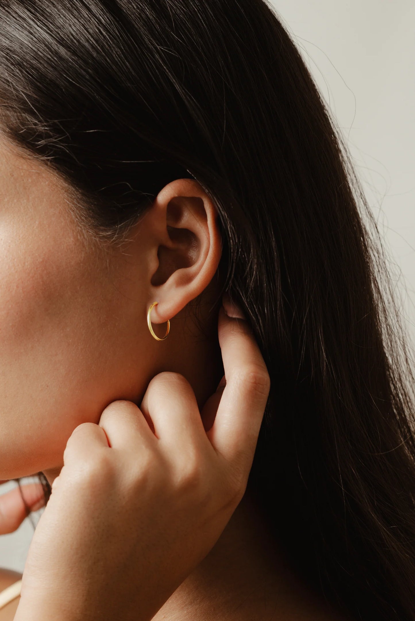 Boa Bijoux - SS24 - Infinity Tiny Hoop Earring Gold Vermeil - Size 12 - on model 2