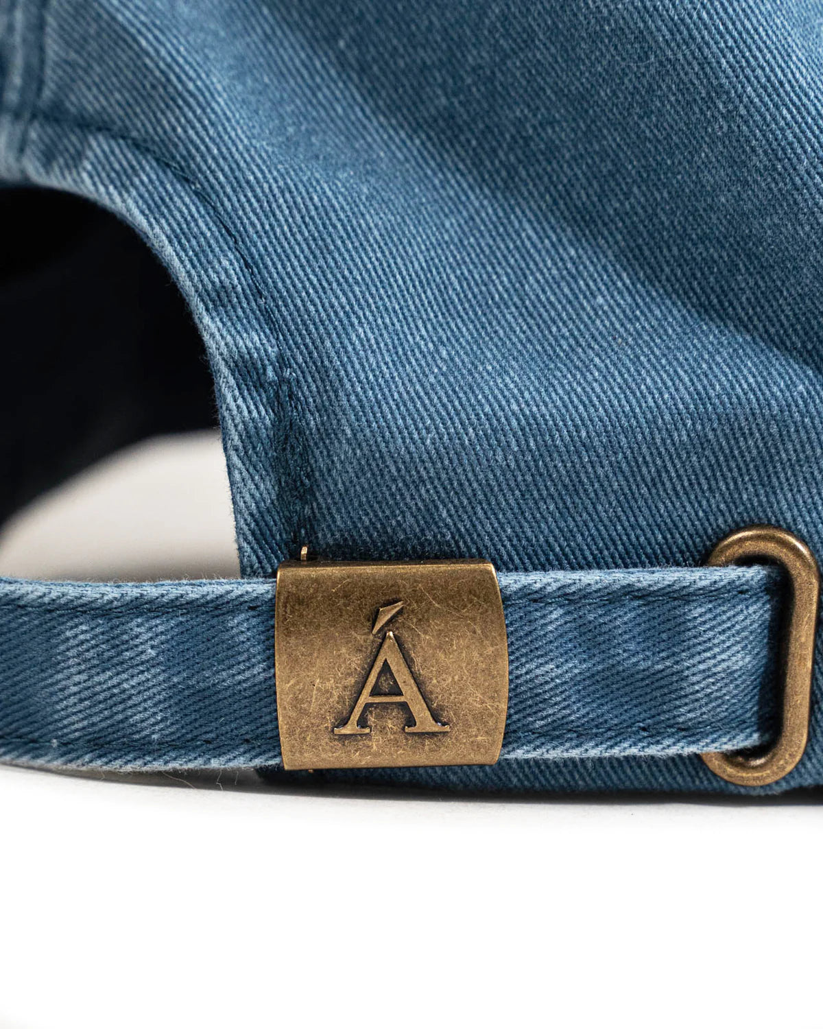 Anián - SS24 - The Coach Cap in Tide - close-up buckle 2