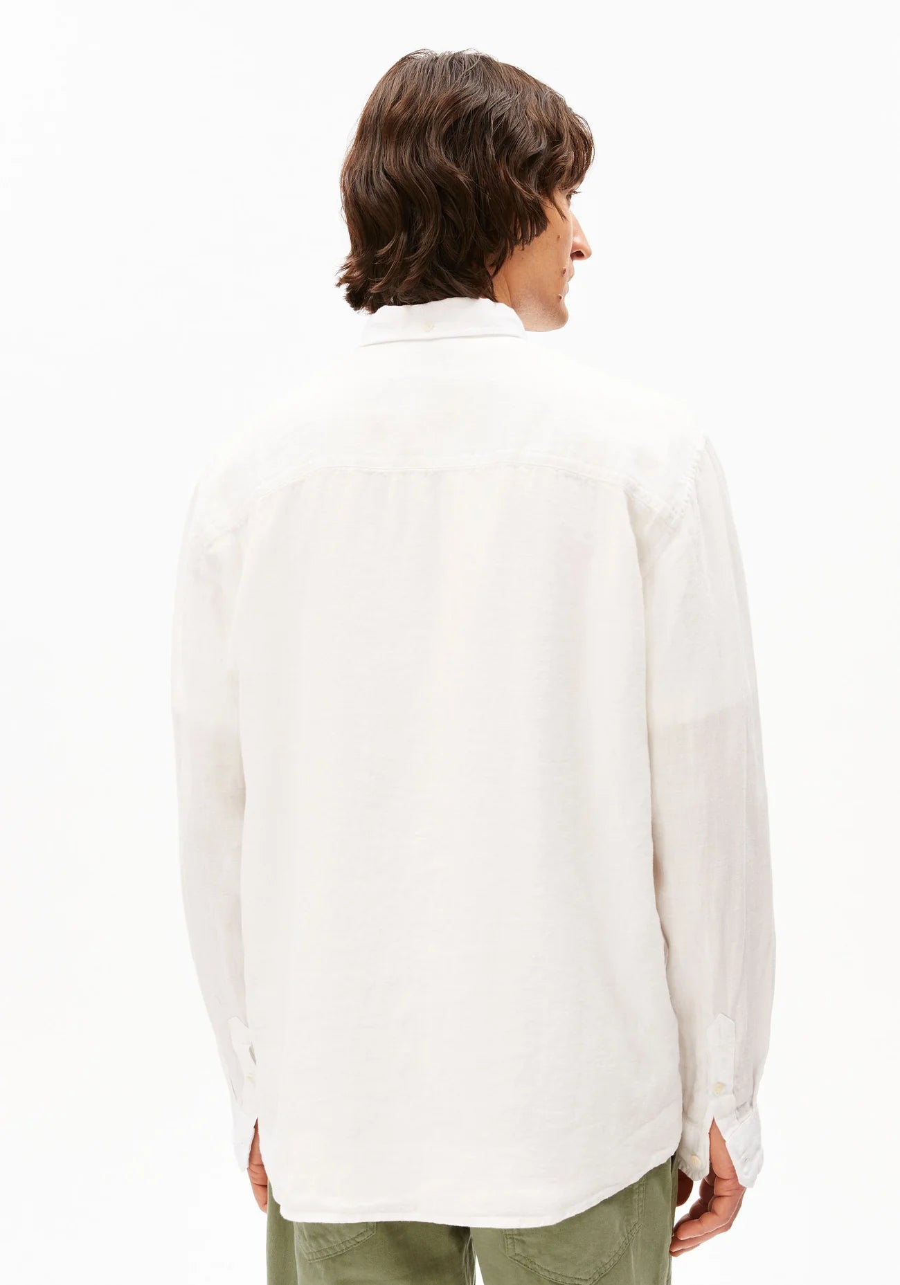 Men's LINEN LONGSLEEVE SHIRT - ARMEDANGELS Canada in white on model back view in Kelowna
