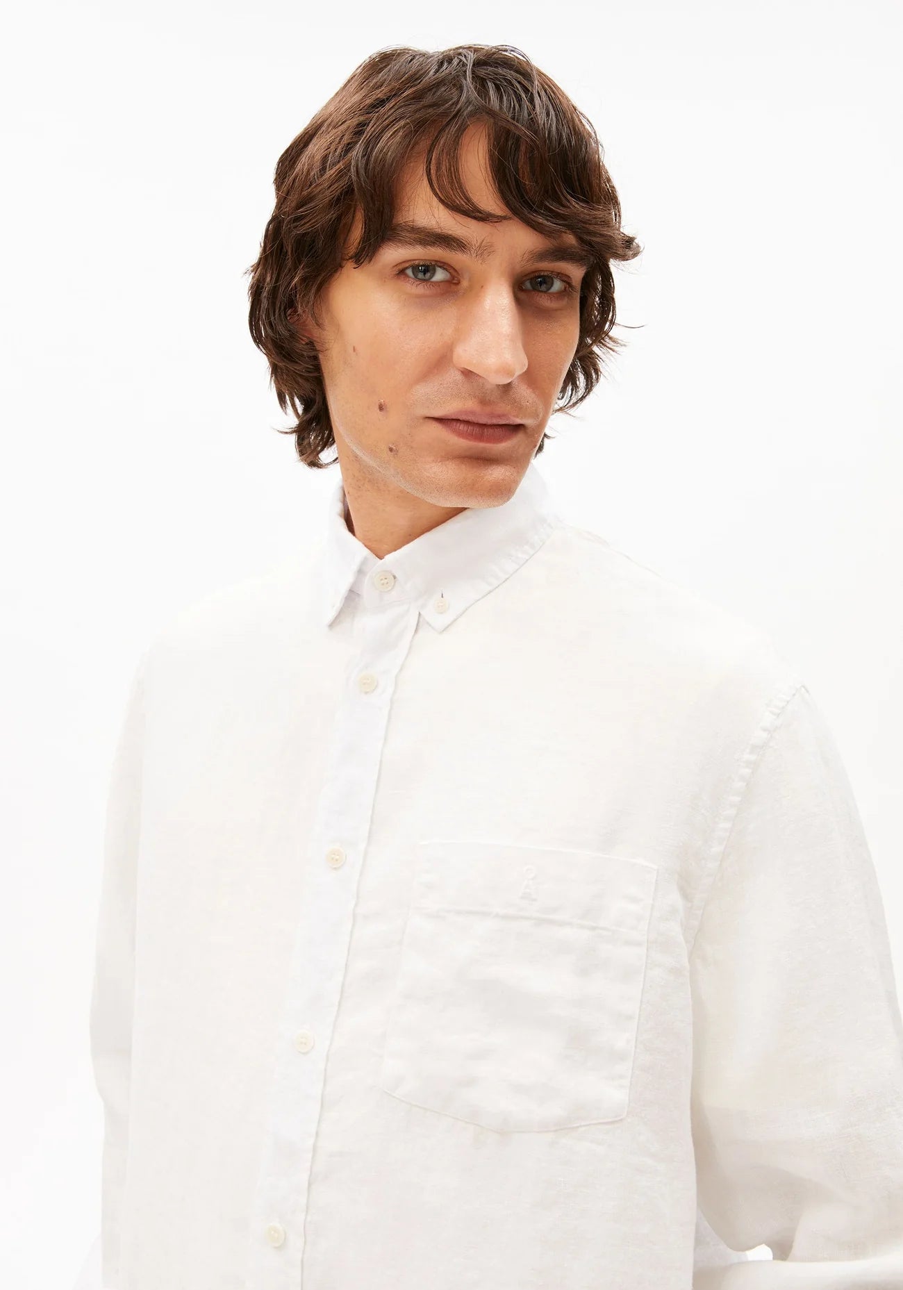 close up view of white Men's LINEN LONGSLEEVE SHIRT - ARMEDANGELS Canada in Kelowna