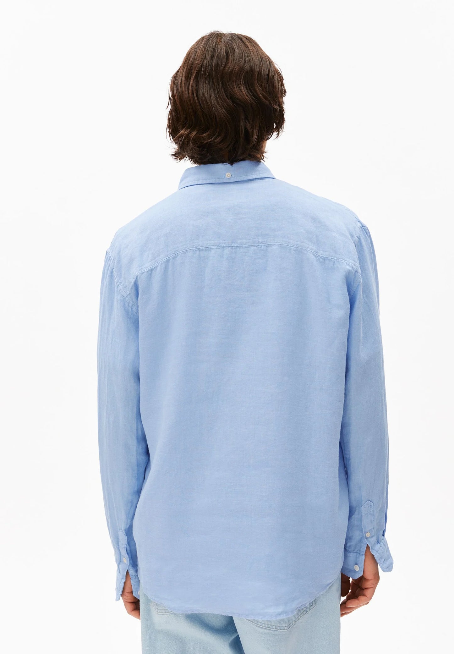 Men's LINEN LONGSLEEVE SHIRT - ARMEDANGELS Canada in blue on model back view in Kelowna