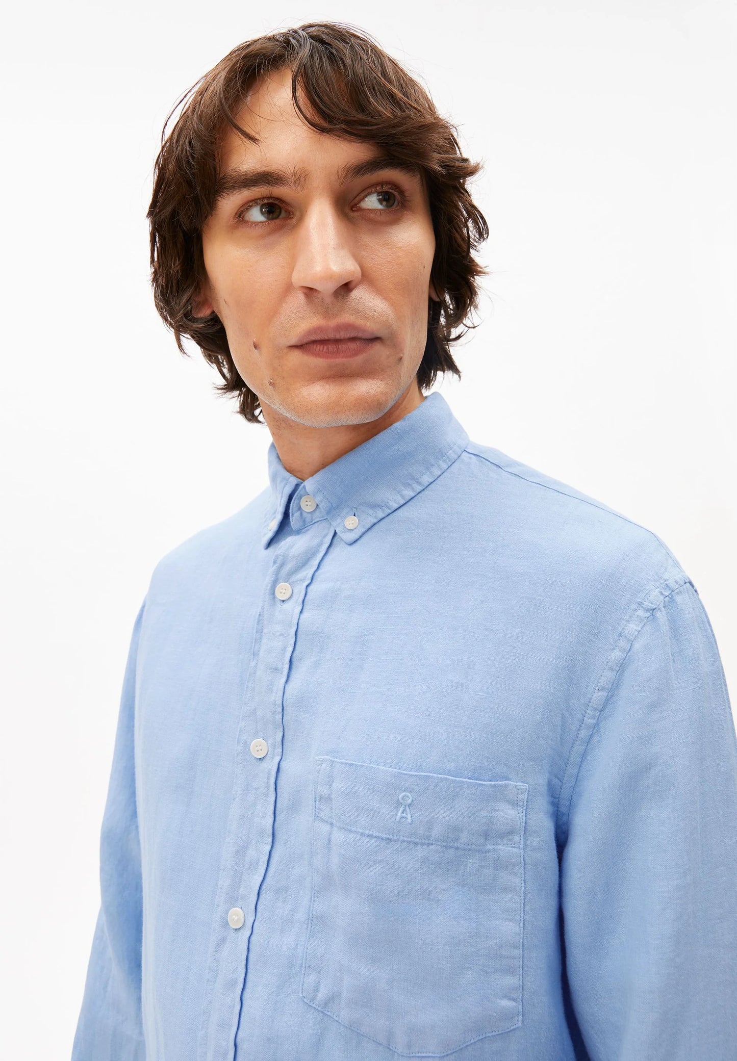 Men's LINEN LONGSLEEVE SHIRT - ARMEDANGELS Canada in blue with collar and buttons close-up view