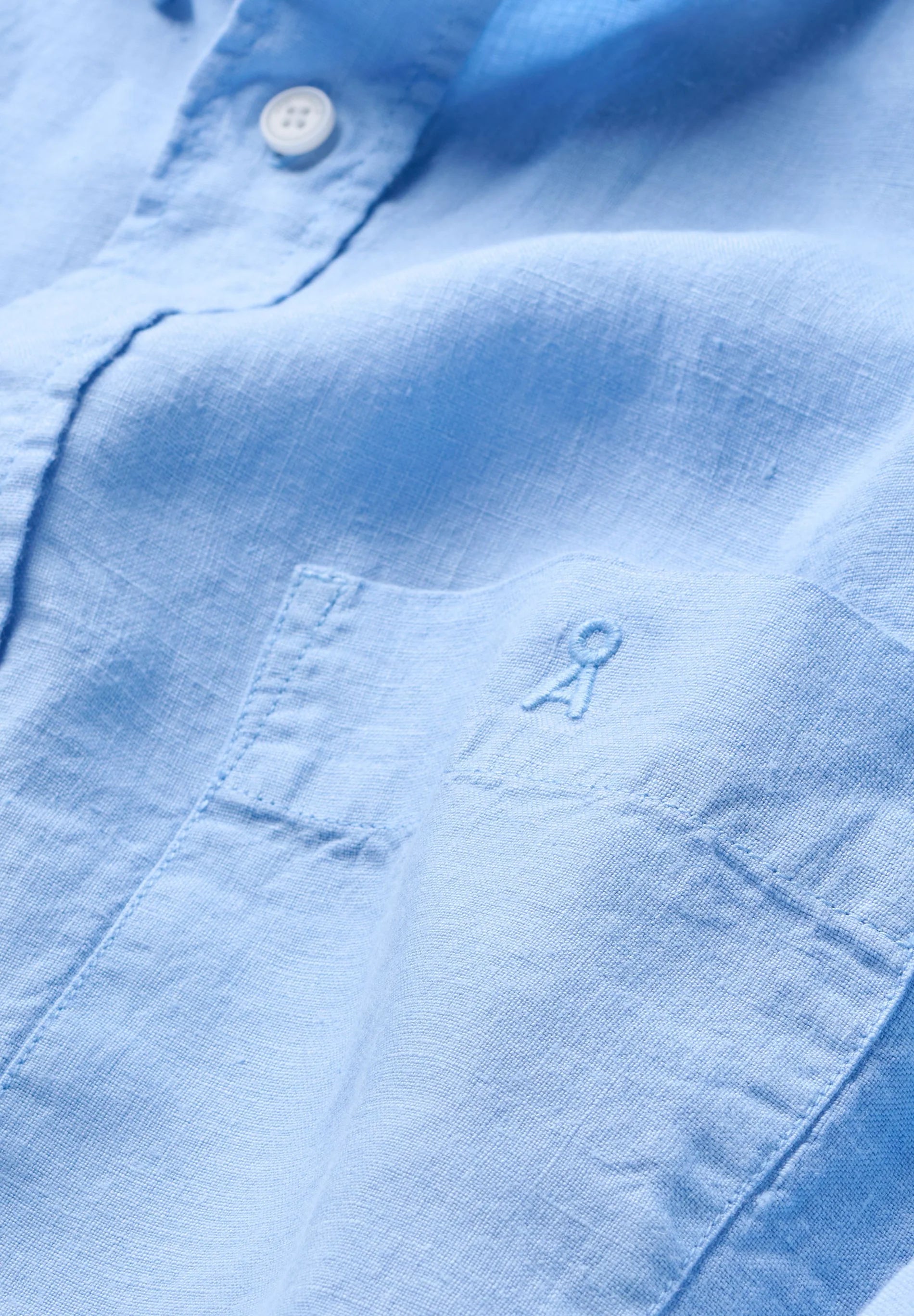 Men's LINEN LONGSLEEVE SHIRT - ARMEDANGELS Canada blue detail view of logo and pocket 