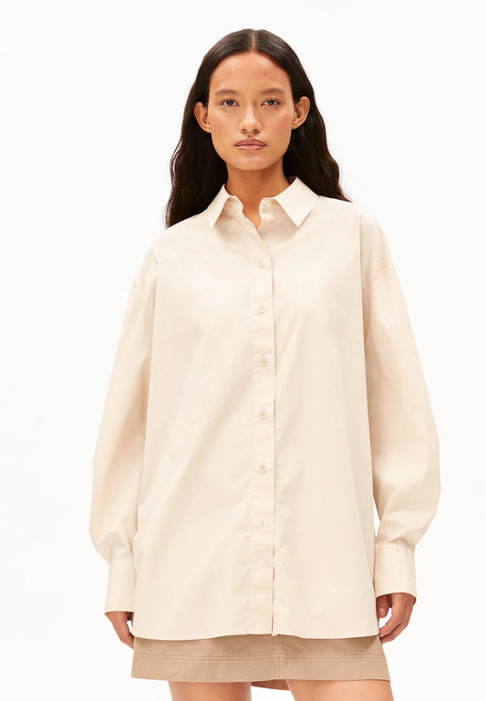 BARREL SLEEVE POPLIN BLOUSE in Pale Peach – ARMEDANGELS untucked front view on model in Kelowna