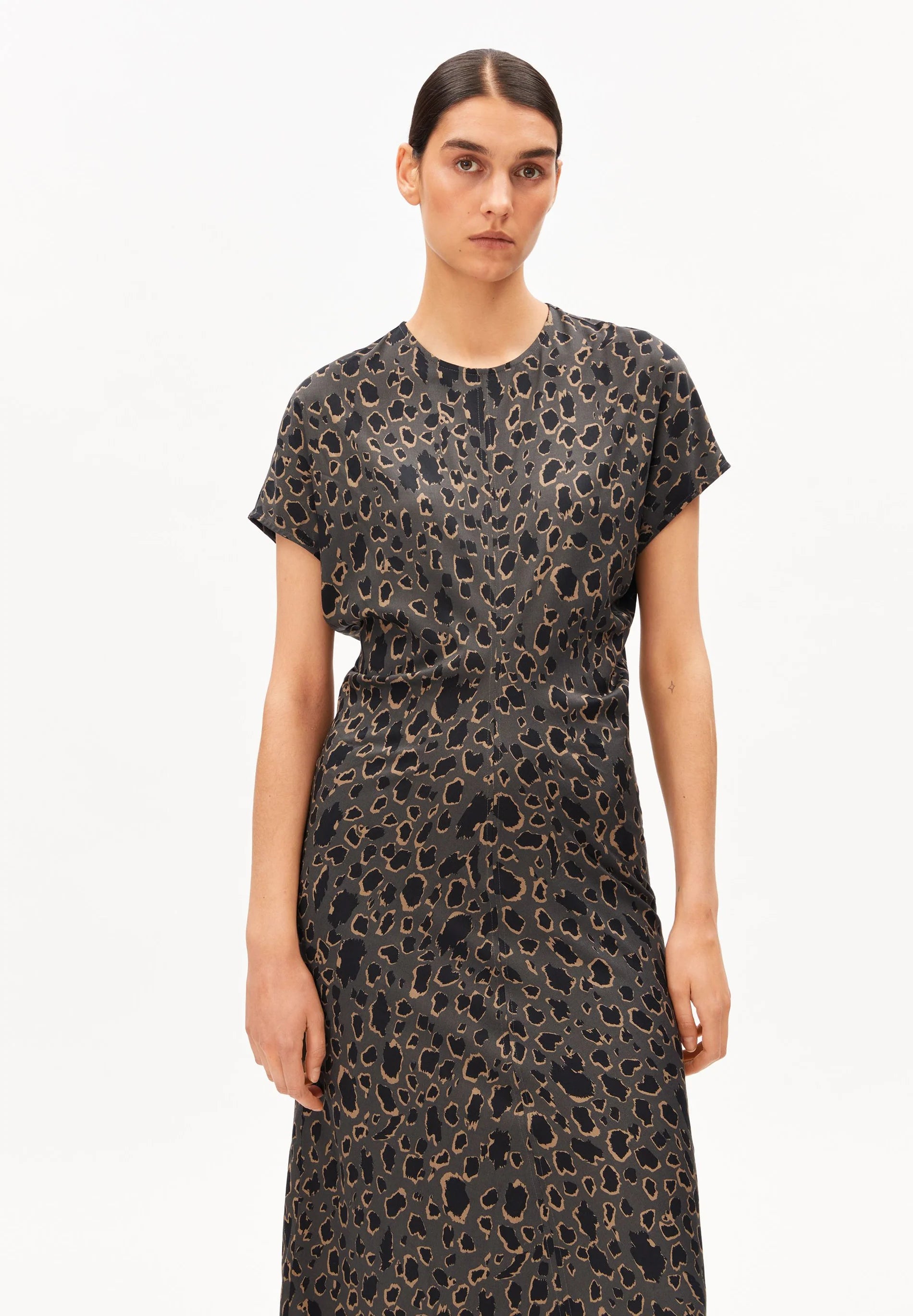 LEO BAT WING MIDI DRESS – ARMEDANGELS Canada leopard print dress Kelowna front view on model in Kelowna