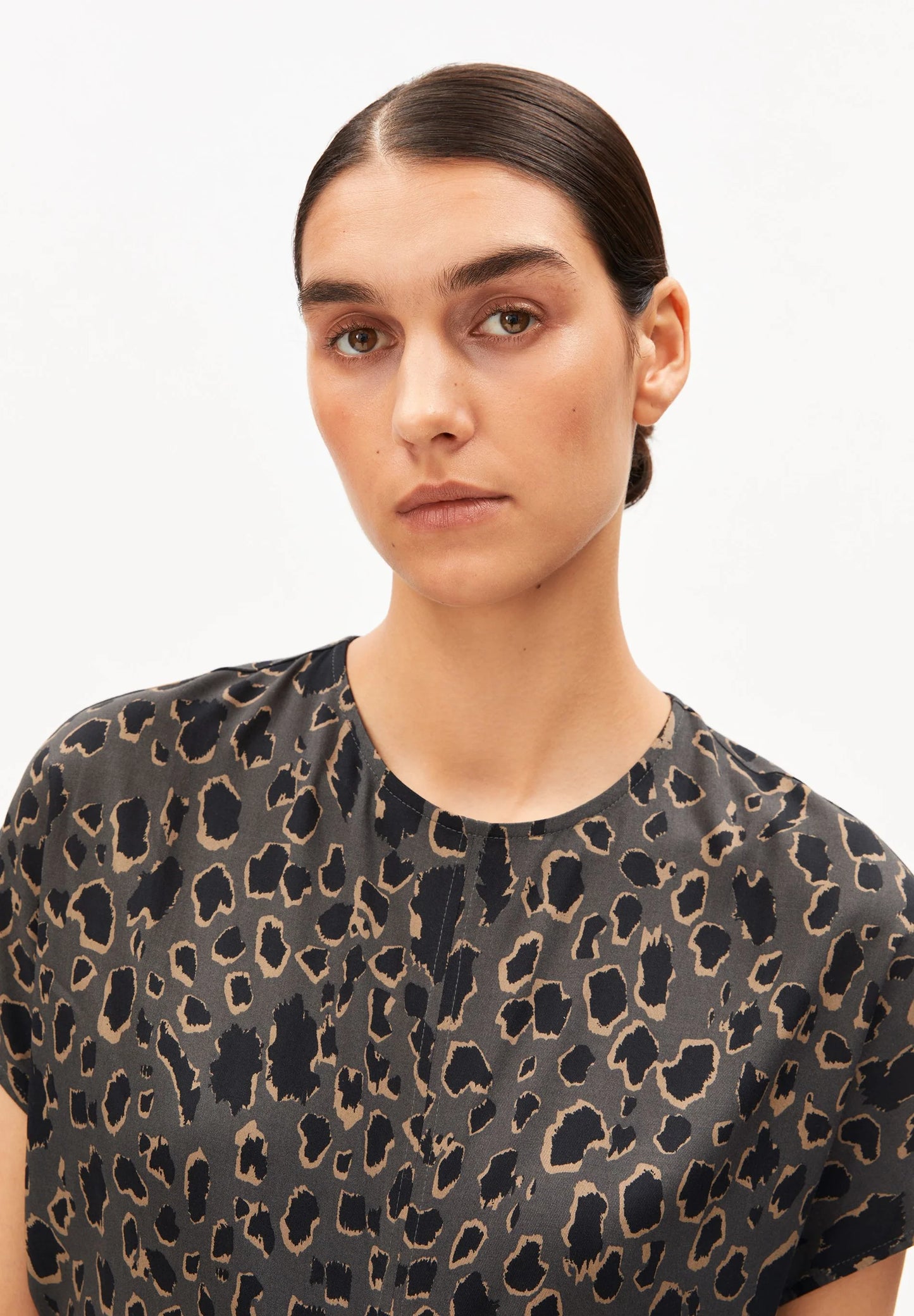 LEO BAT WING MIDI DRESS – ARMEDANGELS Canada leopard print dress Kelowna close up of round neck on model