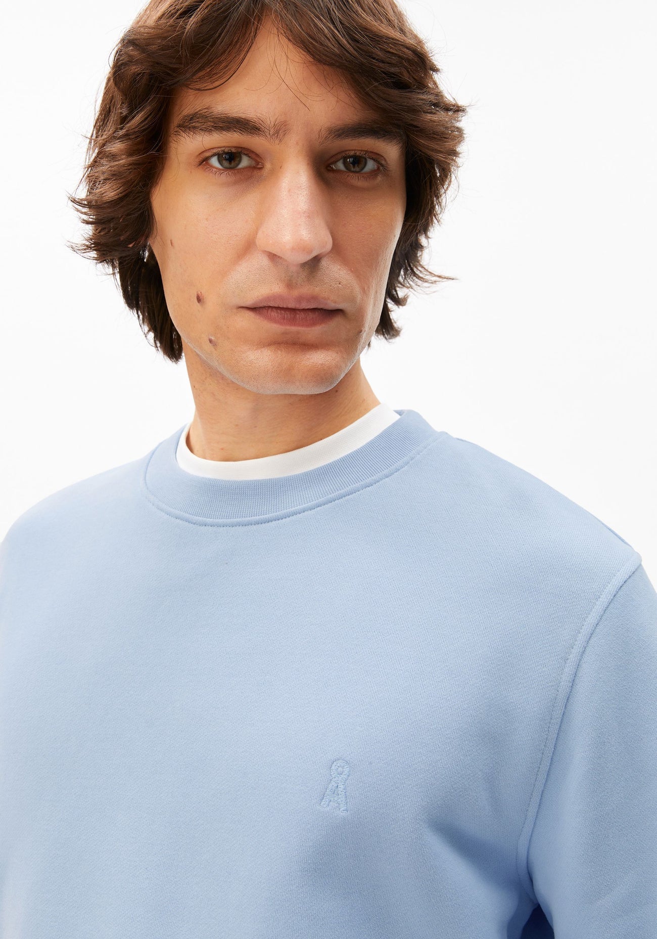 BAARO LOOP SWEATSHIRT in Wedgewood - ARMEDANGELS Canada blue sweatshirt organic cotton close up of crew neck detail on model