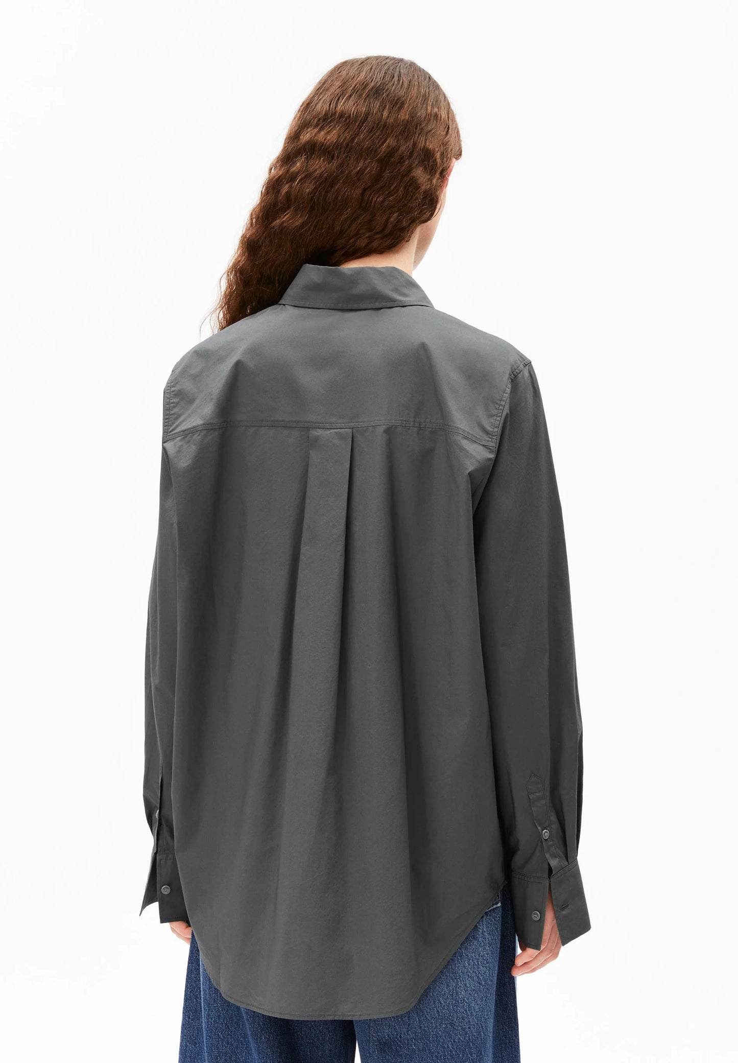 LOOSE POPLIN SHIRT BLOUSE in Space Steel - ARMEDANGELS Canada. Oversized grey button up shirt back view on model in Kelowna