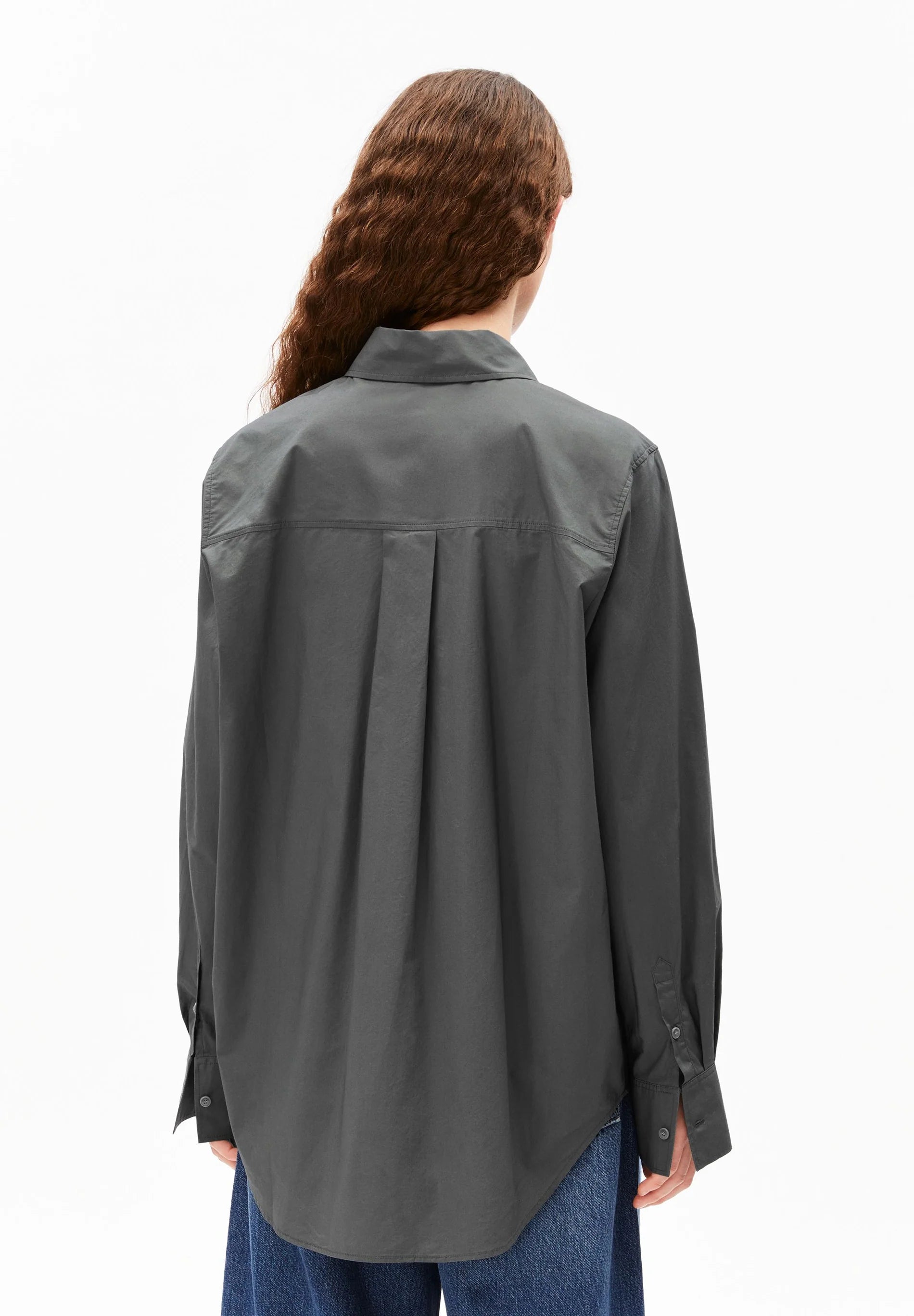 LOOSE POPLIN SHIRT BLOUSE in Space Steel - ARMEDANGELS Canada. Oversized grey button up shirt back view on model in Kelowna