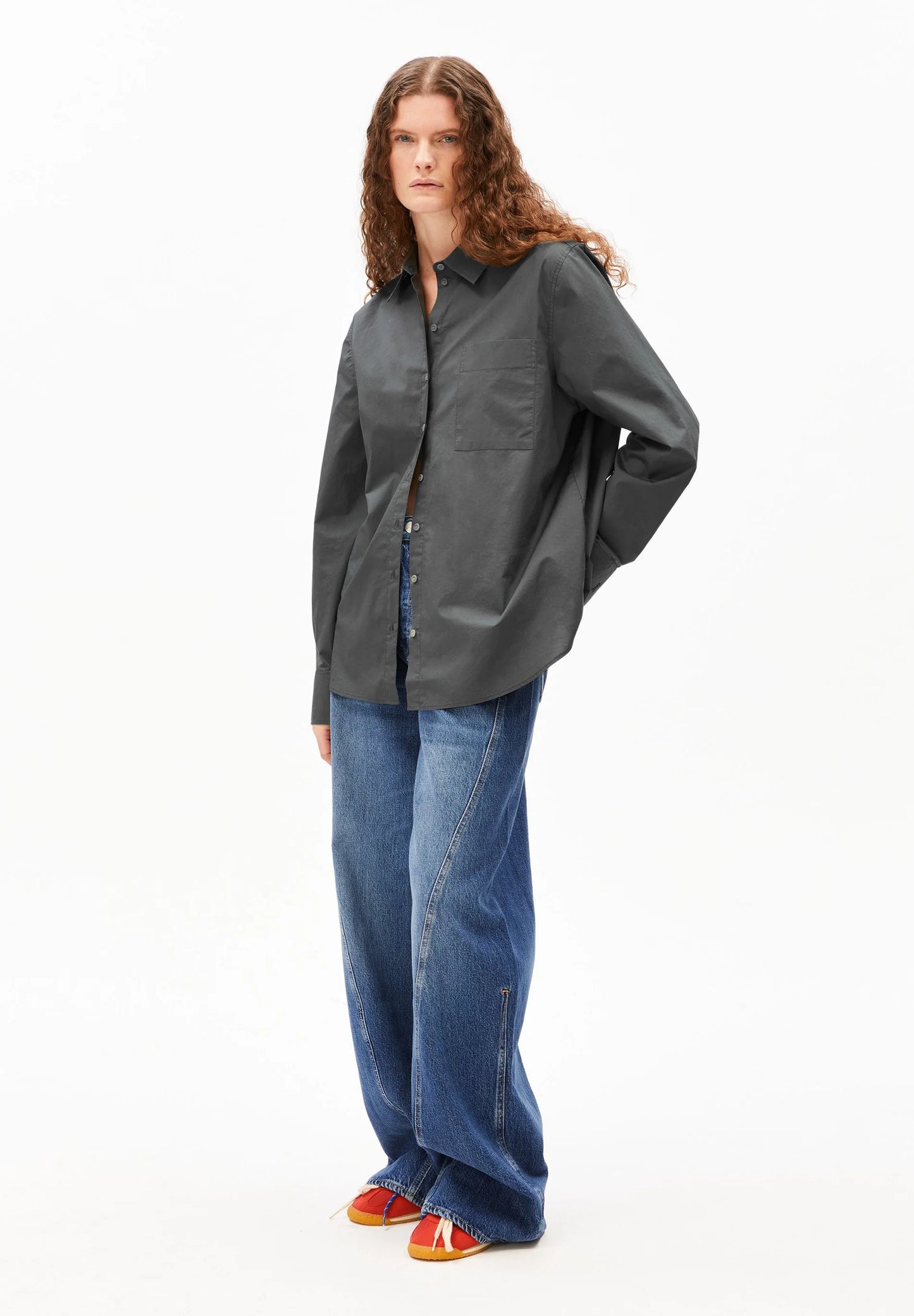 LOOSE POPLIN SHIRT BLOUSE in Space Steel - ARMEDANGELS Canada. Oversized grey button up shirt on model paired with denim