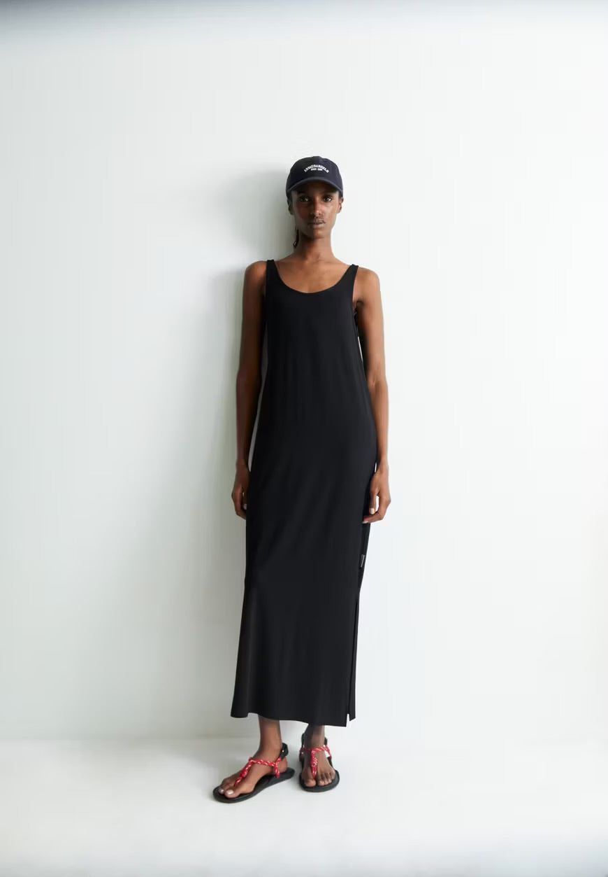 ARMEDANGELS Canada Maeliaa Jersey Dress - black dress sleeveless long straight fit worn with casual sandals and cap