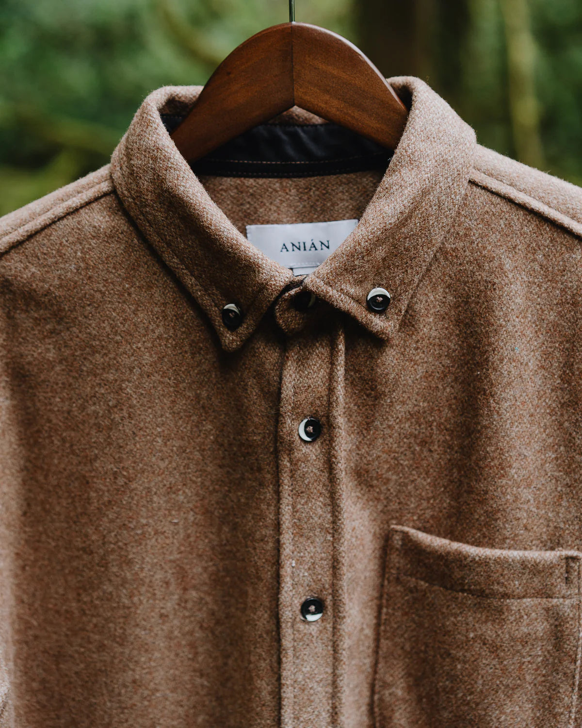 Anián - FW24 - Men's Modern Melton Wool in Oyster - On display close -up collar 3