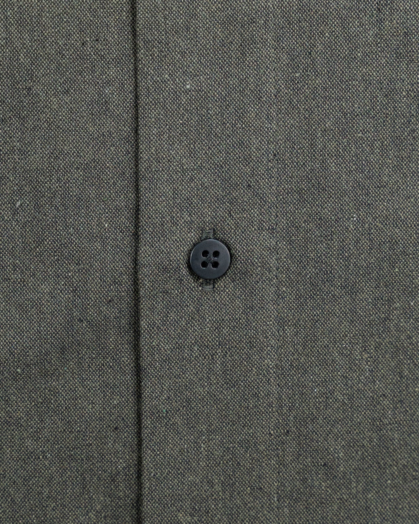 Anián - SS24 - SS24 - The Denman SS in Ivy - button close-up 5