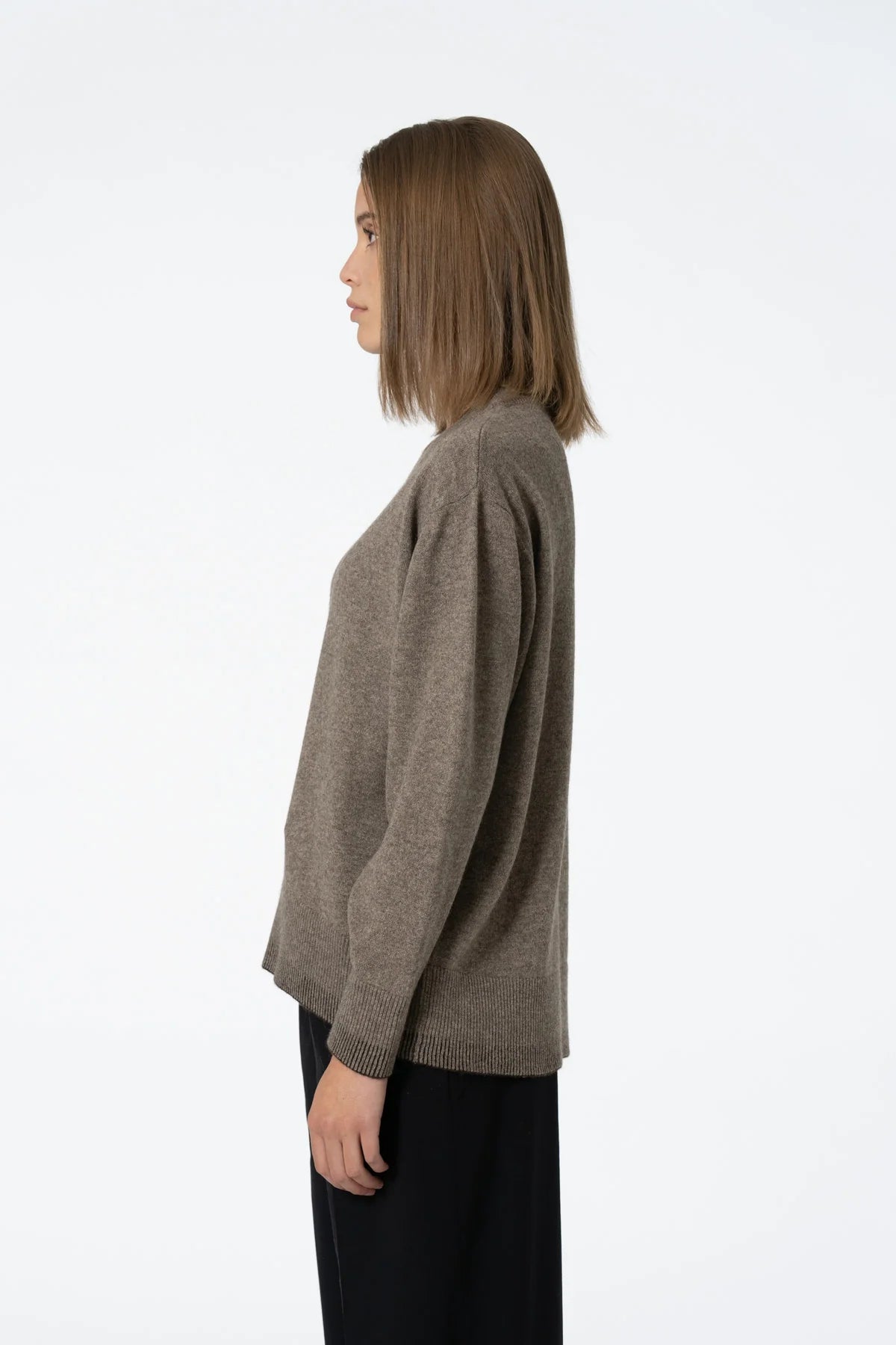 Dinadi - FW24 - Yak Roundneck Sweater in Oat Brown - on model sie 2