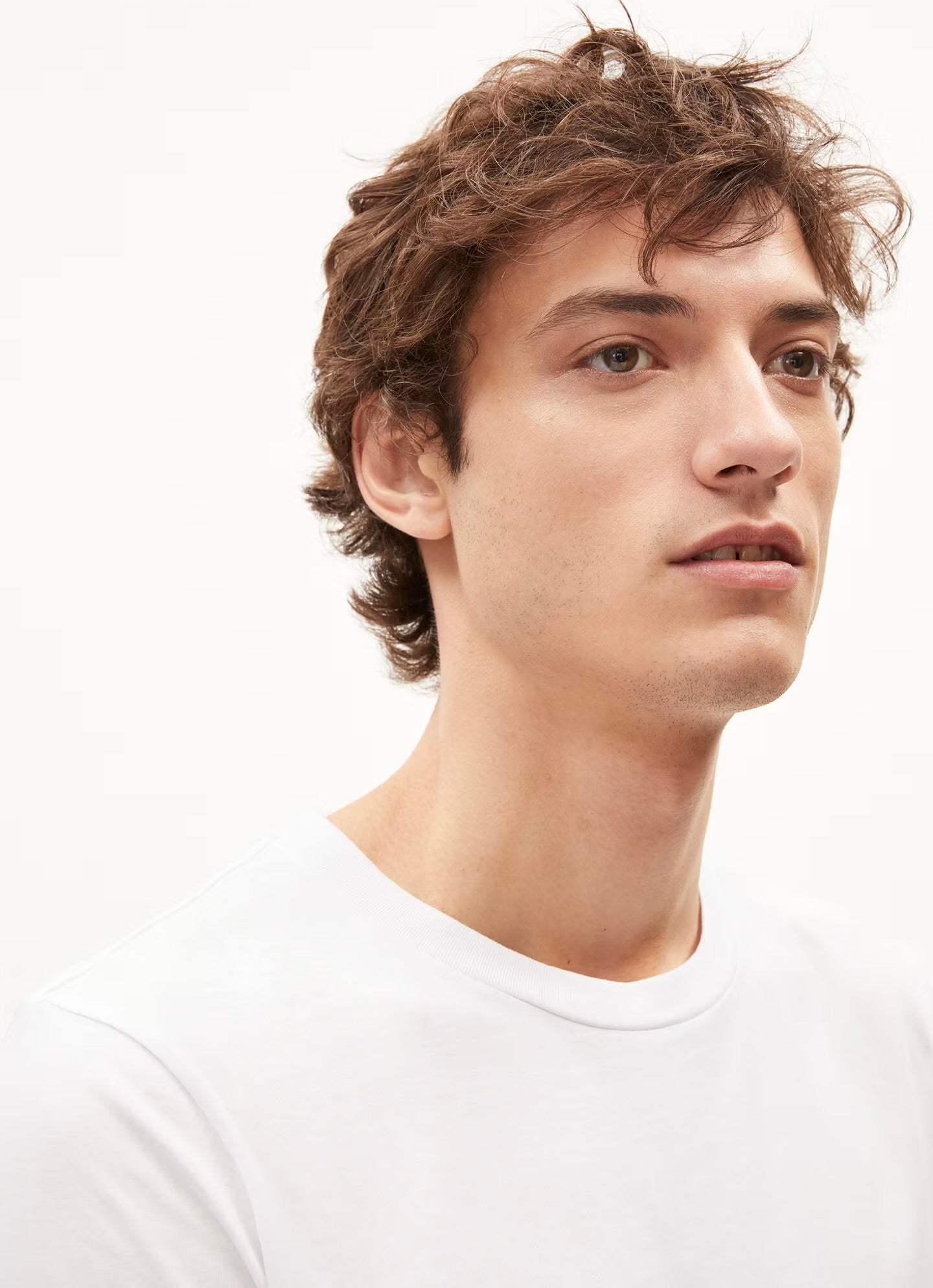 FW24 - ARMEDANGELS - FW24 - Jaames T-Shirt in White - collar close-up 4