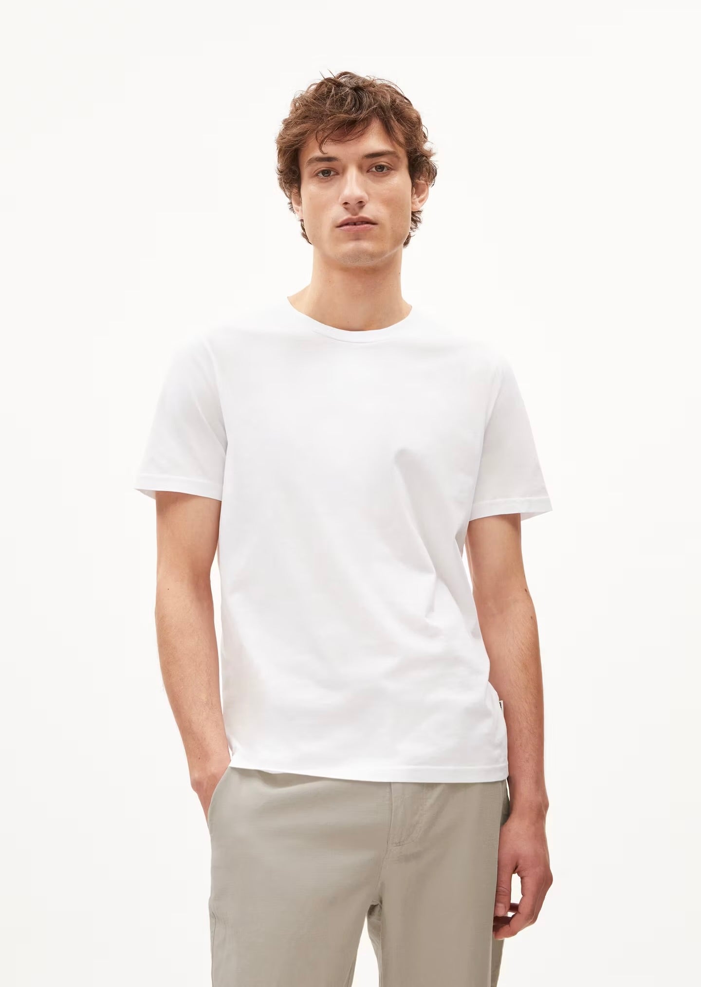 FW24 - ARMEDANGELS - FW24 - Jaames T-Shirt in White - on model front 1