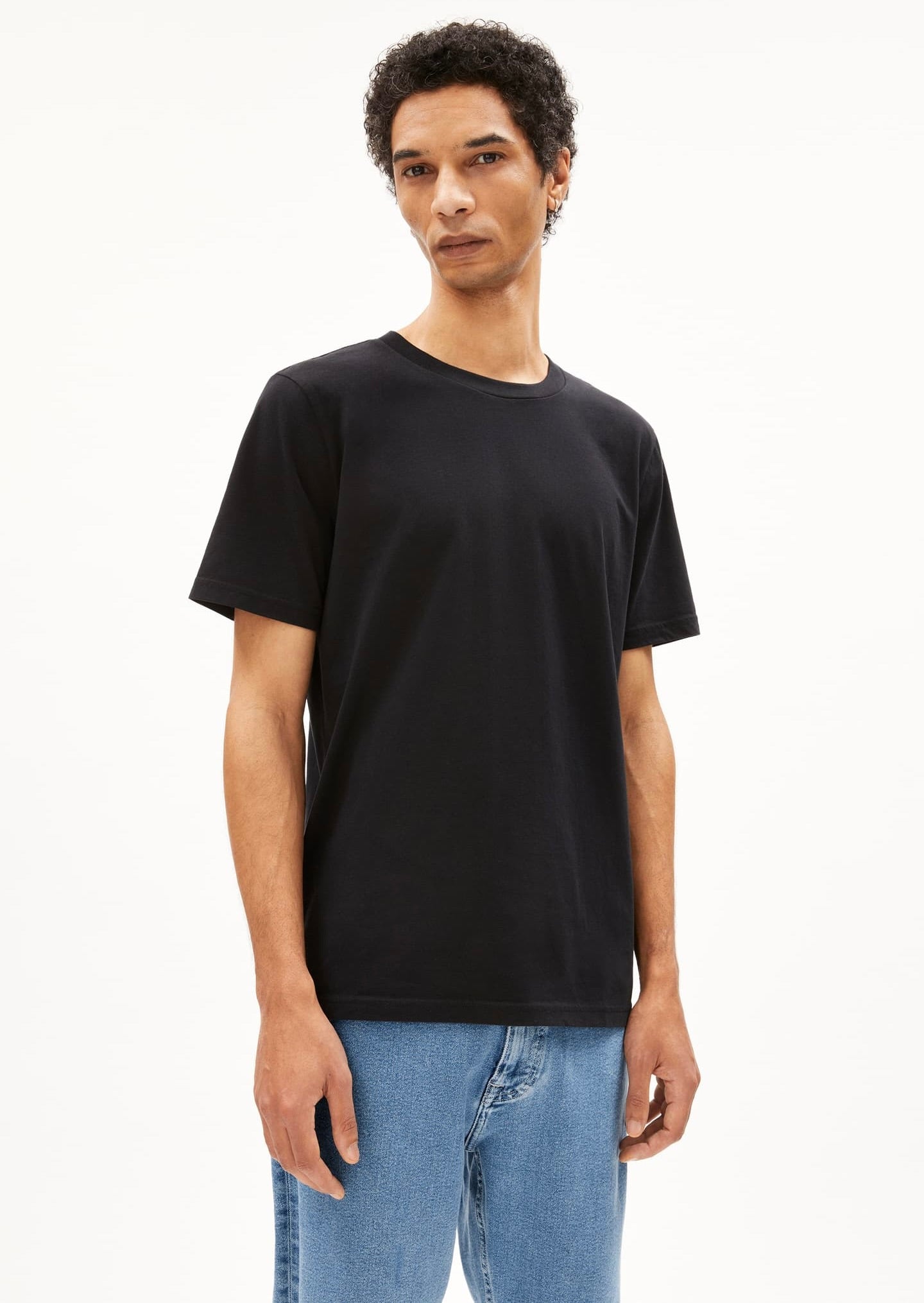 FW24 - ARMEDANGELS - Jaames T-Shirt in Black - on model front 1