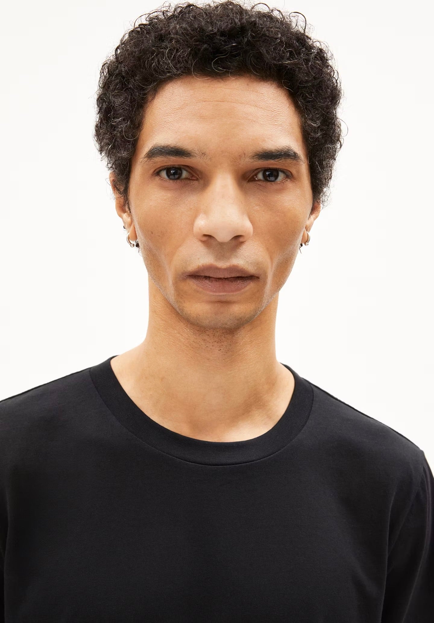FW24 - ARMEDANGELS - Jaames T-Shirt in Black - on model collar close-up 4